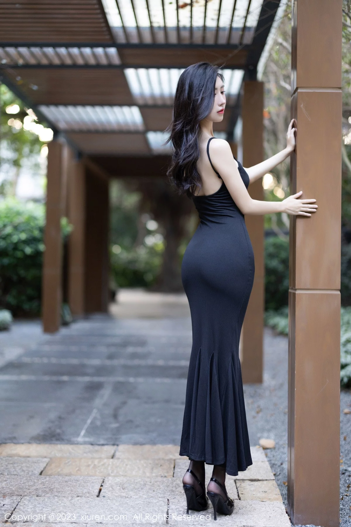秀人集.com_[XiuRen秀人网]No.7830_模特章芃芃户外场景性感黑色吊带长裙配魅惑黑丝秀美腿诱惑写真80P