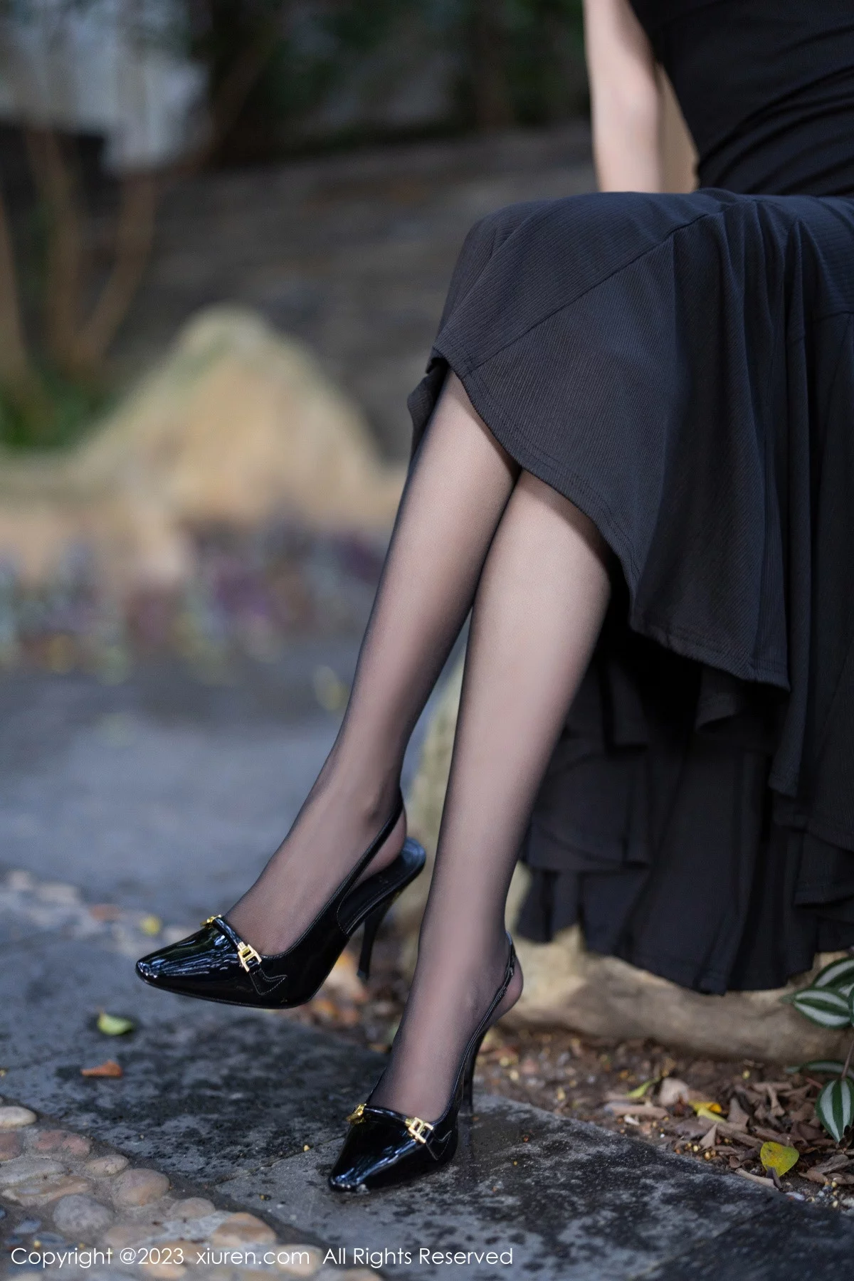 秀人集.com_[XiuRen秀人网]No.7830_模特章芃芃户外场景性感黑色吊带长裙配魅惑黑丝秀美腿诱惑写真80P
