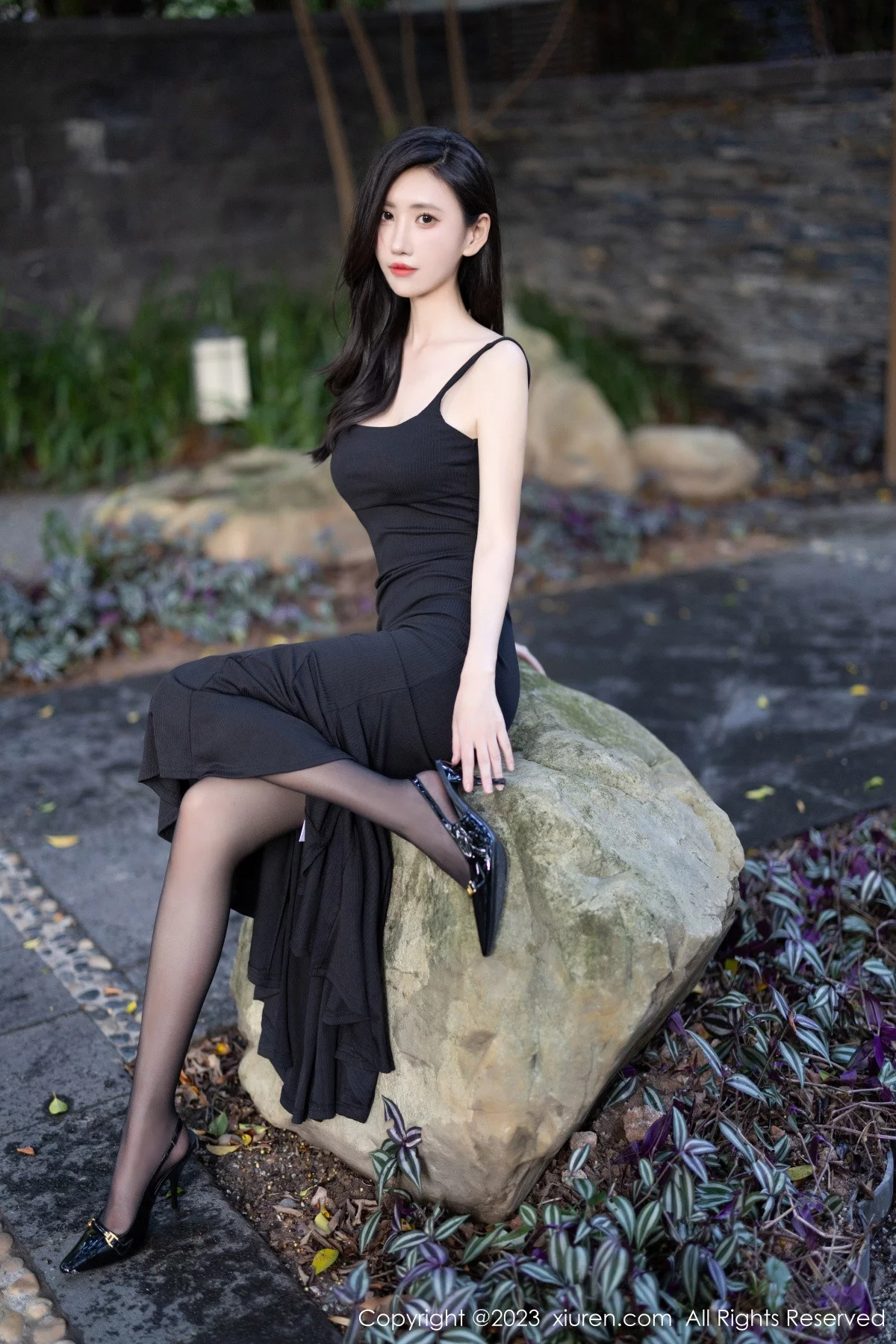 秀人集.com_[XiuRen秀人网]No.7830_模特章芃芃户外场景性感黑色吊带长裙配魅惑黑丝秀美腿诱惑写真80P