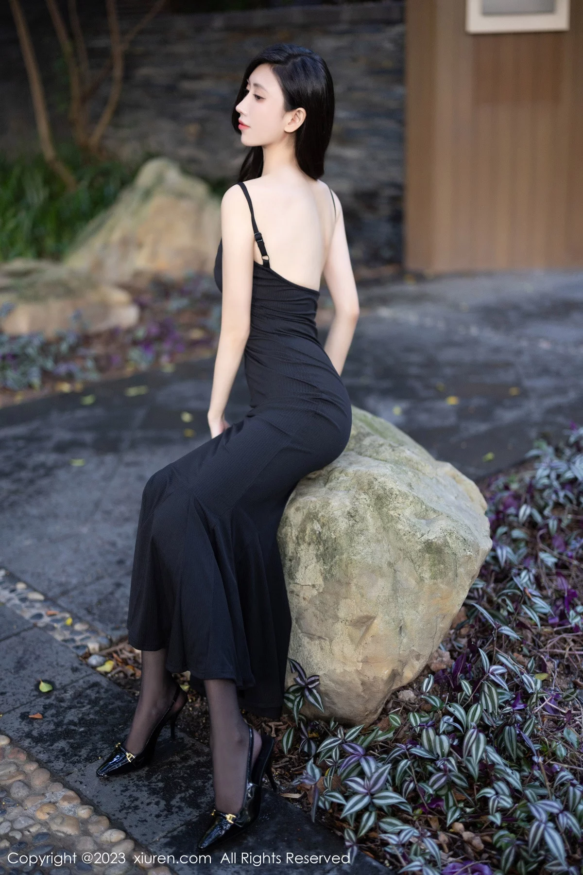 秀人集.com_[XiuRen秀人网]No.7830_模特章芃芃户外场景性感黑色吊带长裙配魅惑黑丝秀美腿诱惑写真80P