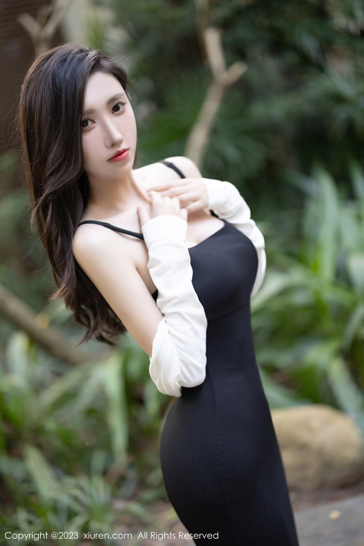 秀人集.com_[XiuRen秀人网]No.7830_模特章芃芃户外场景性感黑色吊带长裙配魅惑黑丝秀美腿诱惑写真80P