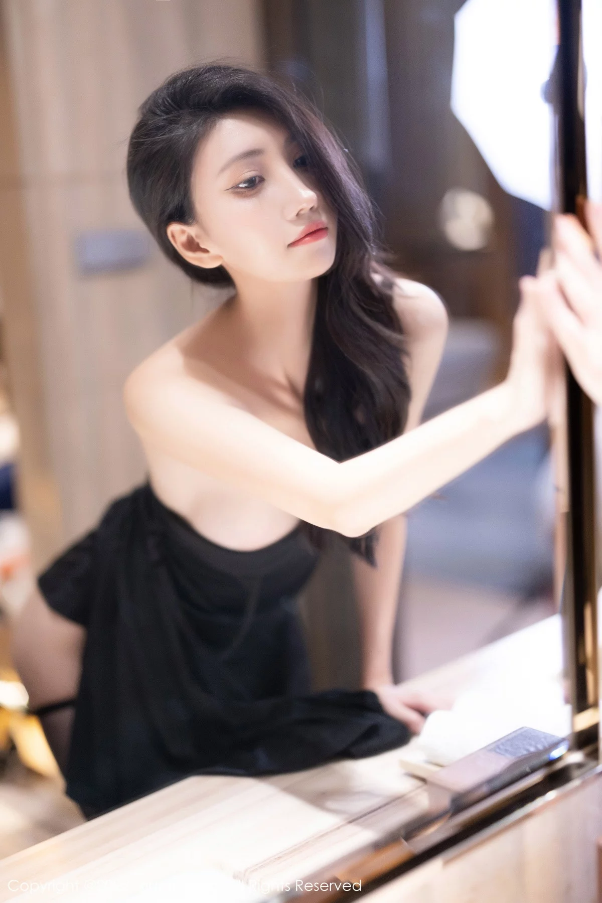 秀人集.com_[XiuRen秀人网]No.7830_模特章芃芃户外场景性感黑色吊带长裙配魅惑黑丝秀美腿诱惑写真80P