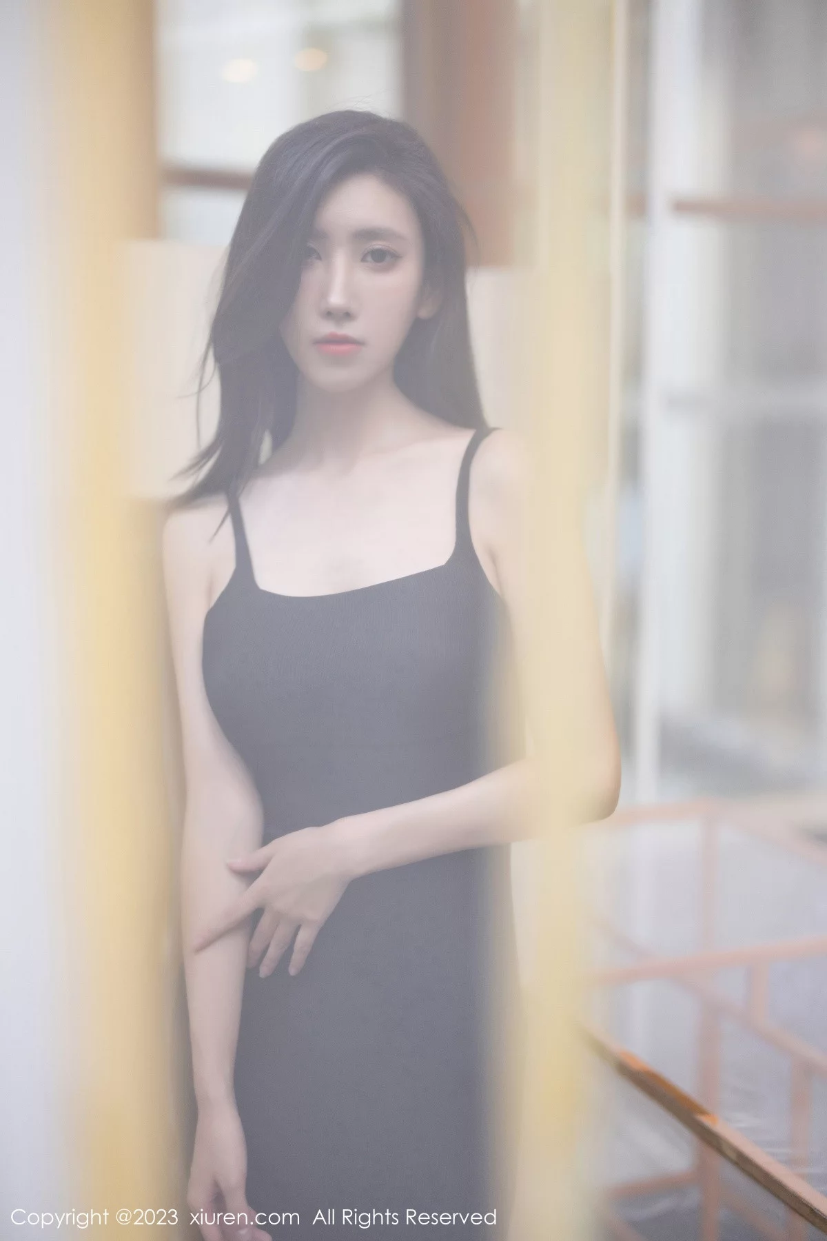 秀人集.com_[XiuRen秀人网]No.7830_模特章芃芃户外场景性感黑色吊带长裙配魅惑黑丝秀美腿诱惑写真80P