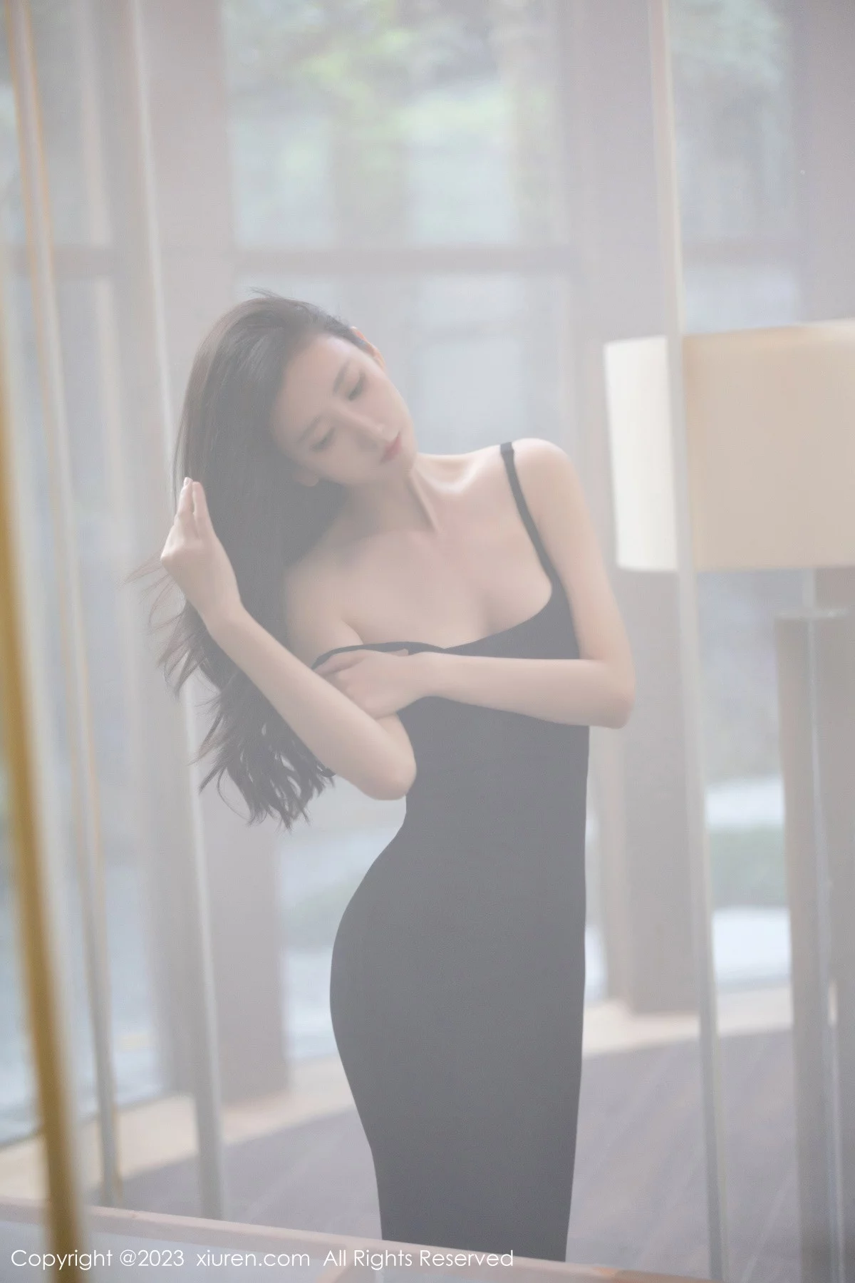 秀人集.com_[XiuRen秀人网]No.7830_模特章芃芃户外场景性感黑色吊带长裙配魅惑黑丝秀美腿诱惑写真80P