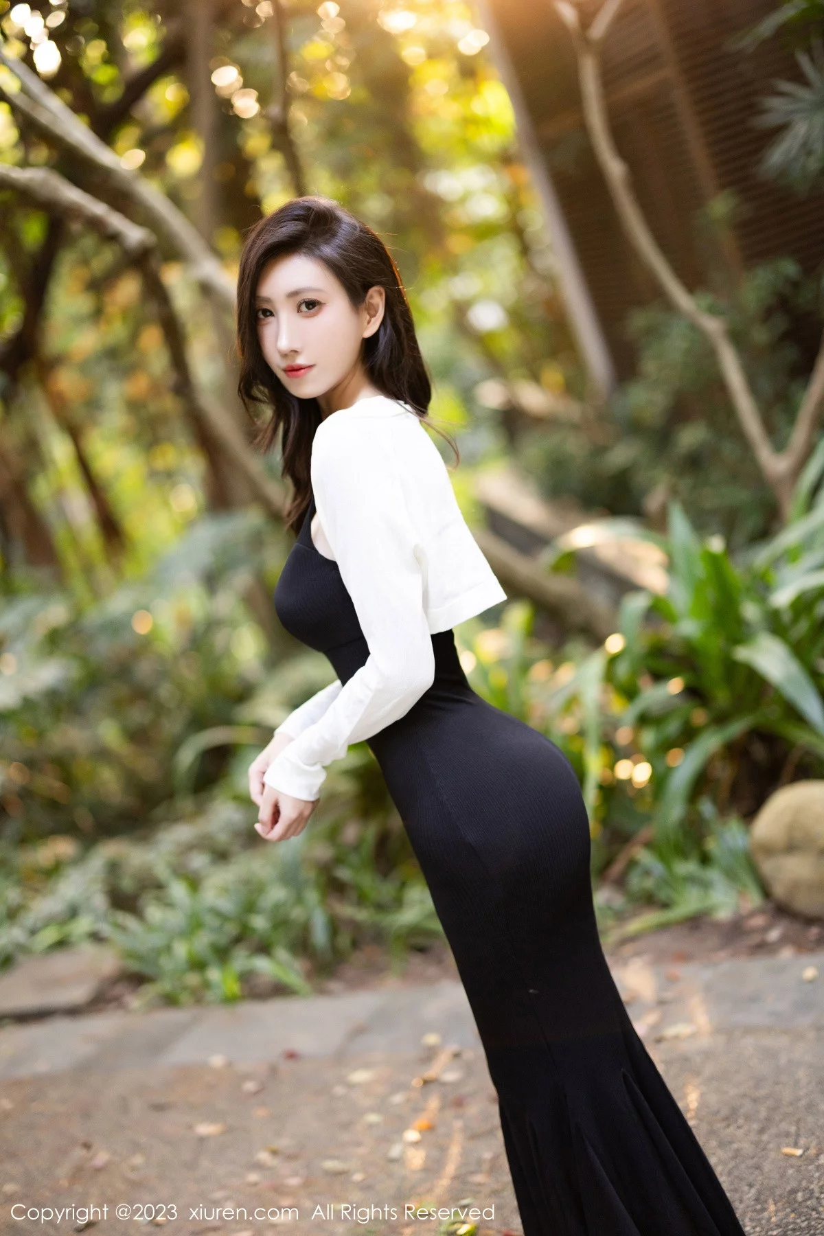 秀人集.com_[XiuRen秀人网]No.7830_模特章芃芃户外场景性感黑色吊带长裙配魅惑黑丝秀美腿诱惑写真80P