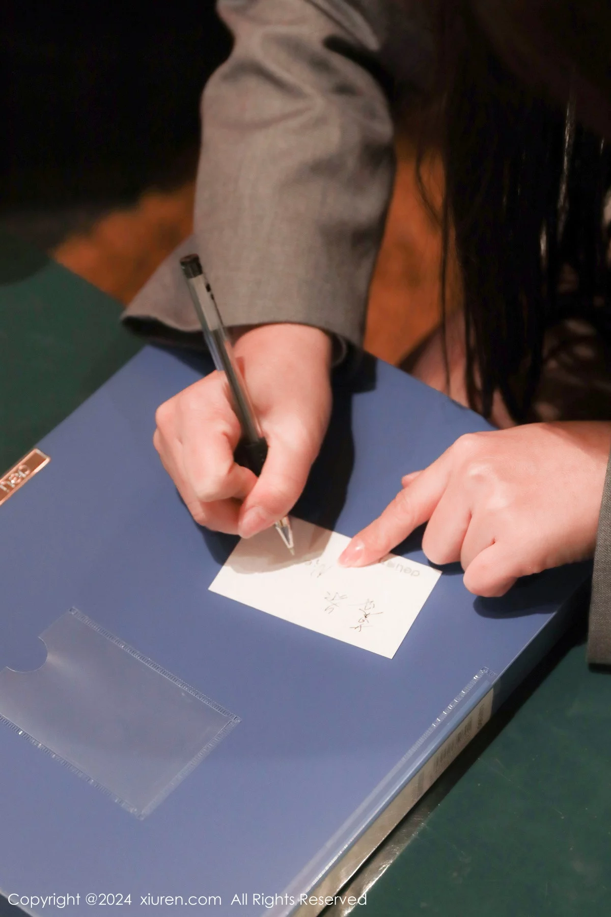 秀人集.com_[XiuRen秀人网]No.7932_模特小薯条nienie灰色OL制服露性感黑色轻透内衣迷人诱惑写真95P