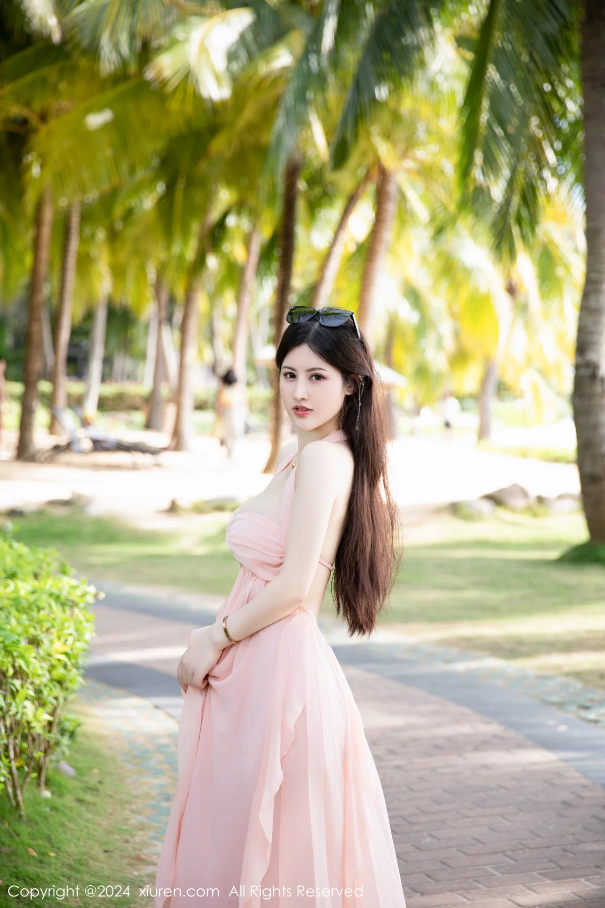 秀人集.com_[XiuRen秀人网]No.7948_模特诗诗kiki性感粉色连衣裙露粉色内衣配原色丝袜惹火诱惑写真91P