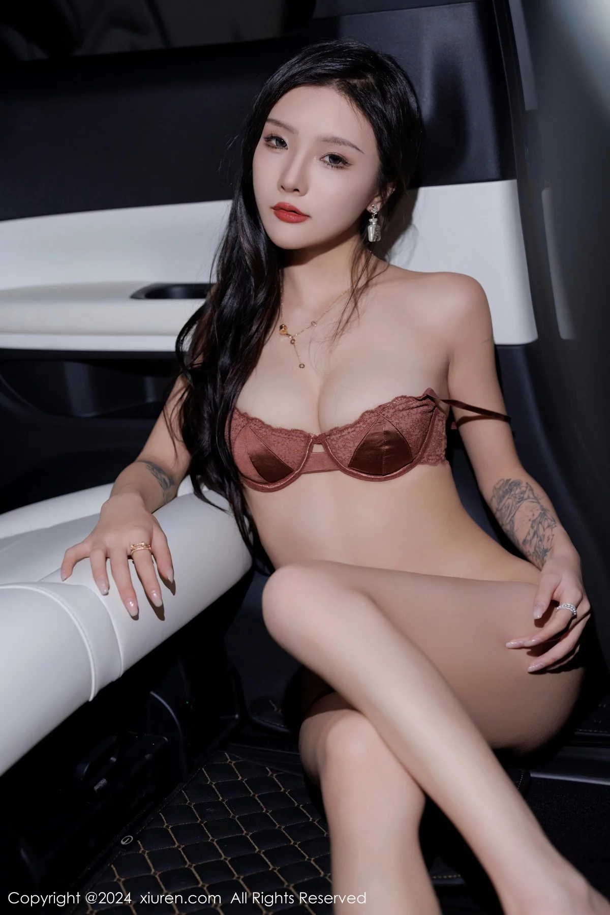 秀人集.com_[XiuRen秀人网]No.7942_模特七七kiko性感黑色连衣短裙露暖色内衣配原色丝袜迷人写真50P