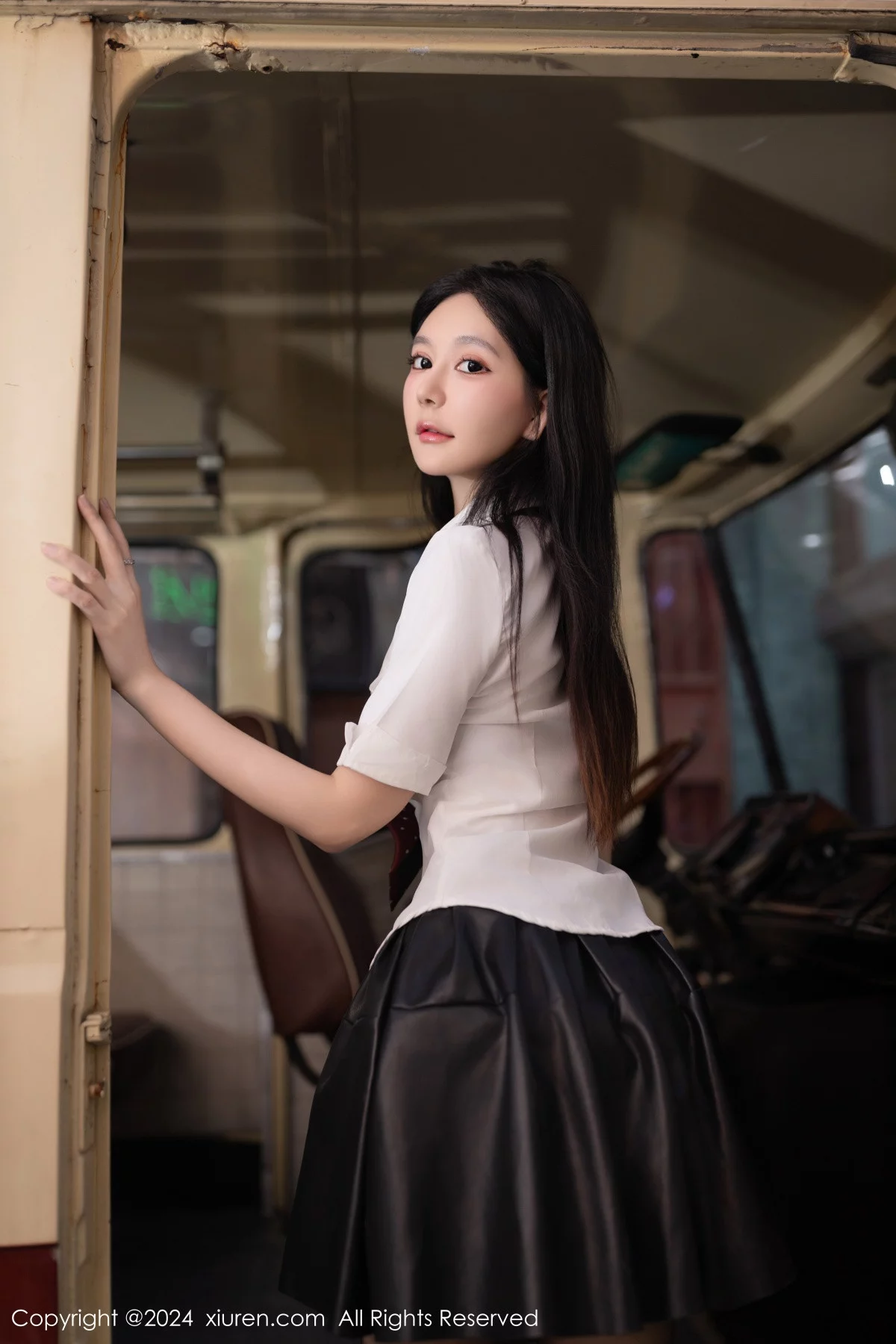 秀人集.com_[XiuRen秀人网]No.7957_模特幼幼性感学妹装扮红色蕾丝内衣配破烂黑丝秀美腿诱惑写真80P