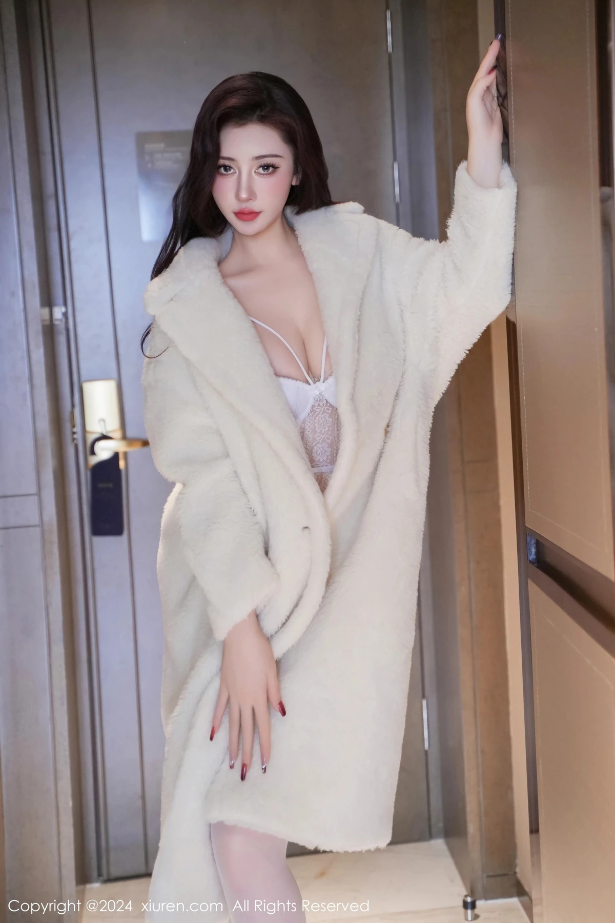 秀人集.com_[XiuRen秀人网]No.7978_新人模特蕾蕾醒了没性感白色蕾丝情趣服饰配白丝吊袜诱惑写真75P