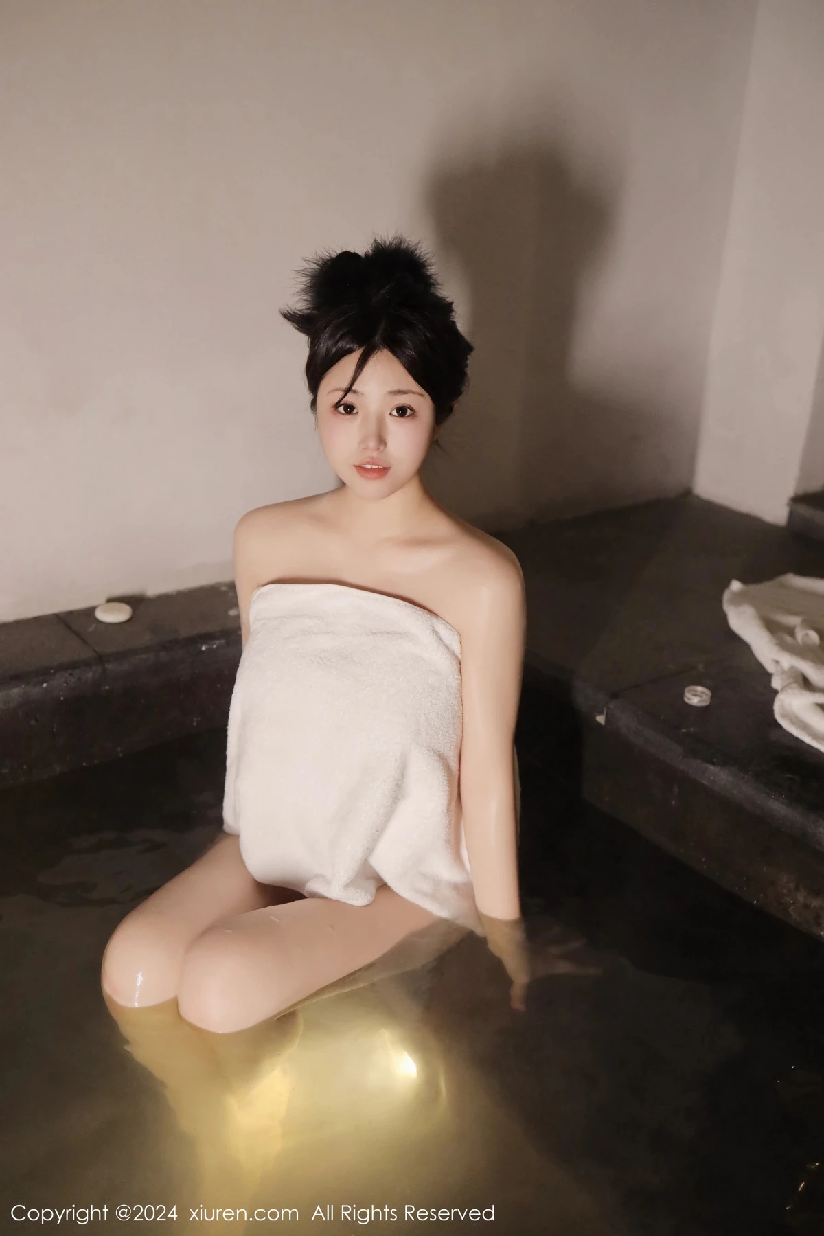 秀人集.com_[XiuRen秀人网]No.7977_新人模特陈小花温泉场景性感白色浴巾裹身秀惹火身材诱惑写真58P