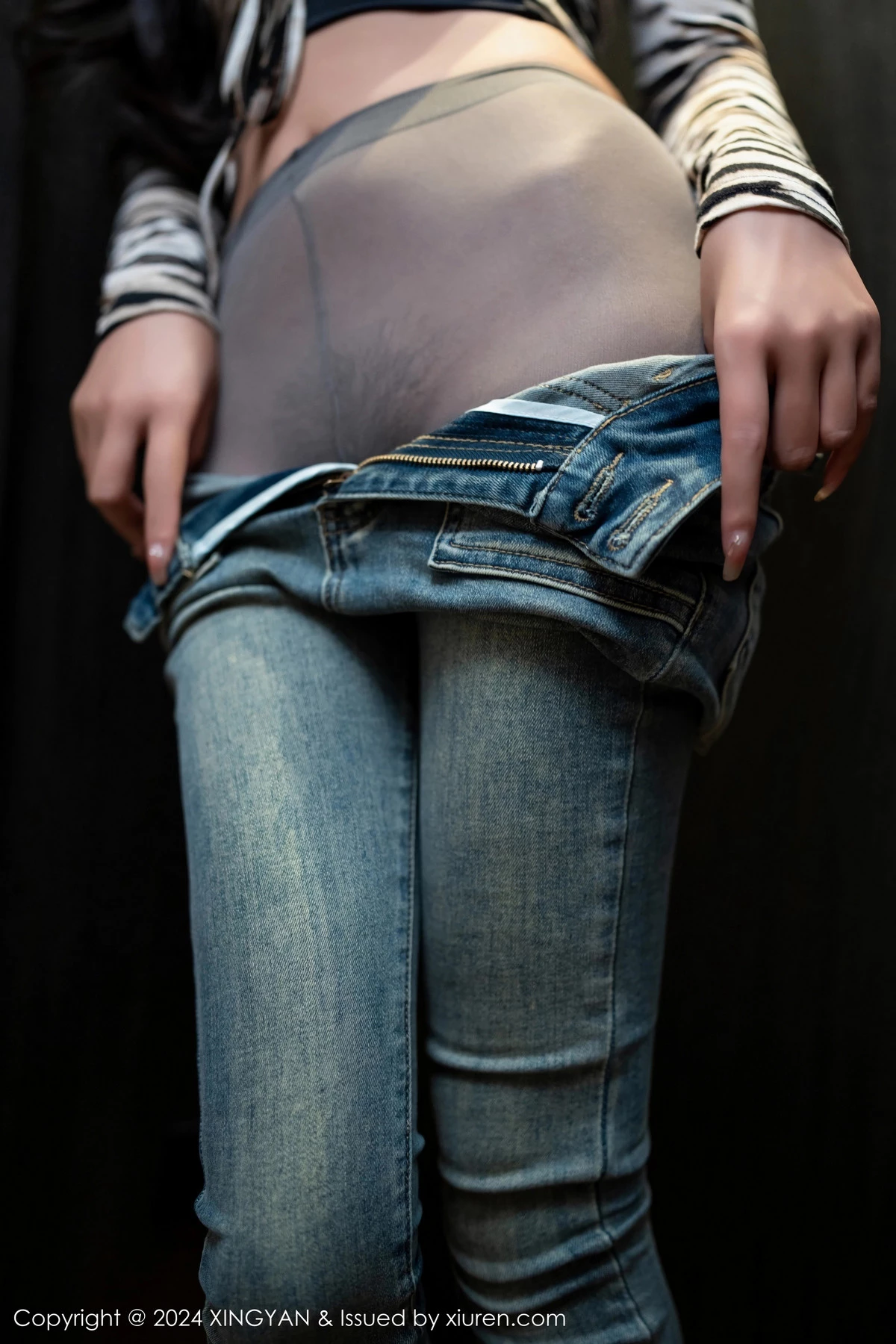 秀人集.com_[XINGYAN星颜社]VOL.224_女神Emily尹菲黑色上衣配牛仔裤露超薄灰丝秀翘臀美腿诱惑写真82P