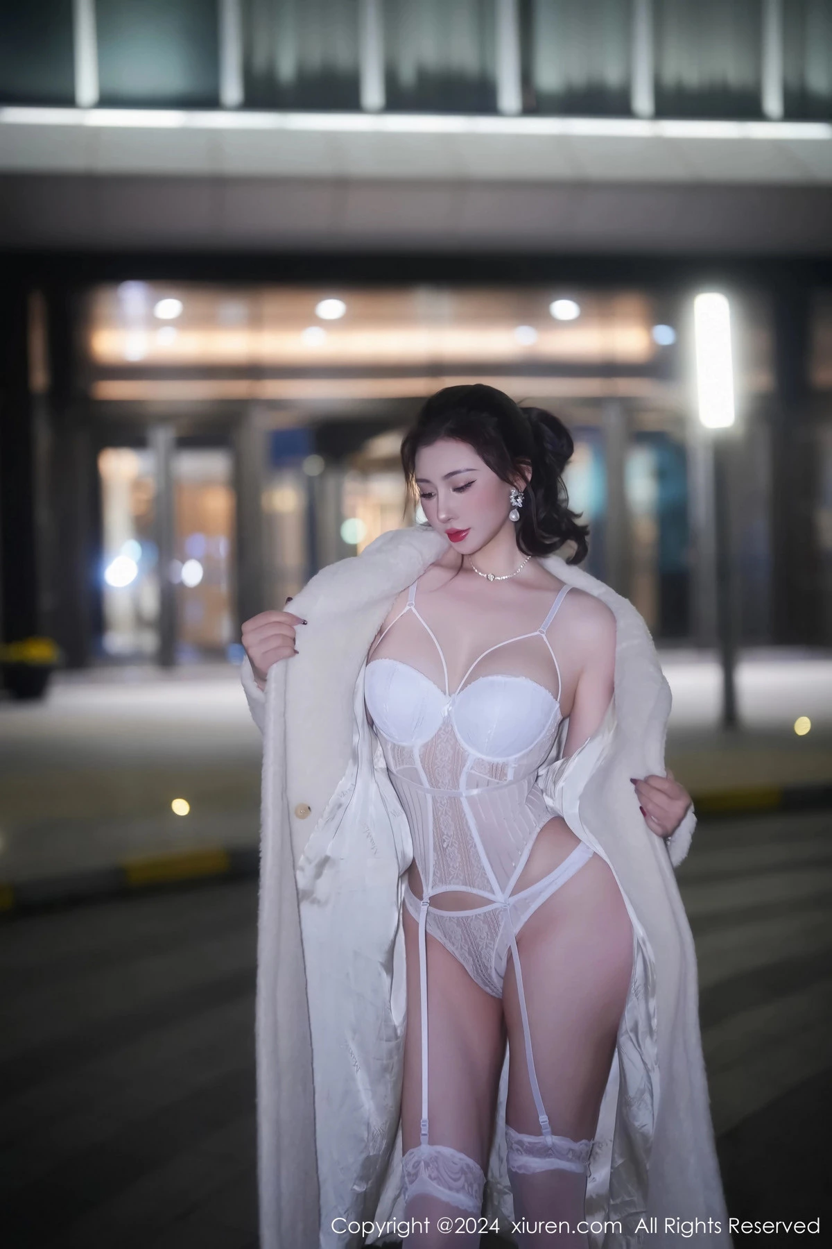秀人集.com_[XiuRen秀人网]No.7978_新人模特蕾蕾醒了没性感白色蕾丝情趣服饰配白丝吊袜诱惑写真75P