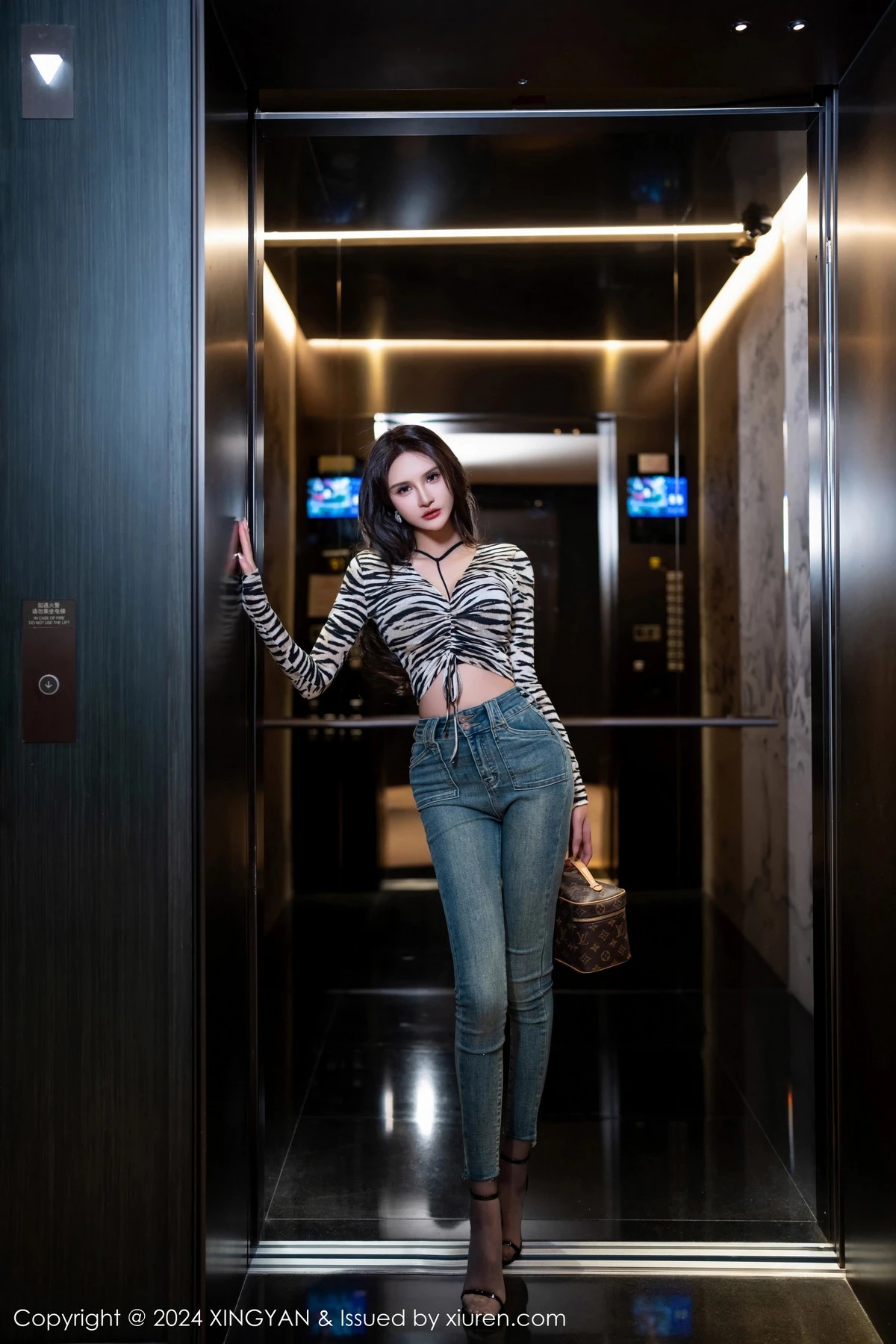 秀人集.com_[XINGYAN星颜社]VOL.224_女神Emily尹菲黑色上衣配牛仔裤露超薄灰丝秀翘臀美腿诱惑写真82P