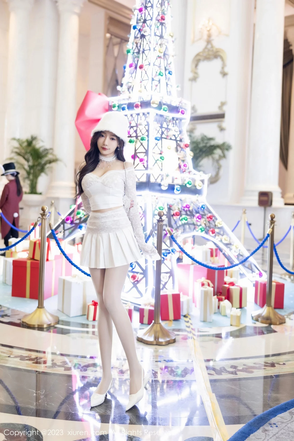 秀人集.com_[XiuRen秀人网]No.7863_女神王馨瑶yanni红色圣诞服饰+白色短裙套装秀完美身材诱惑写真91P