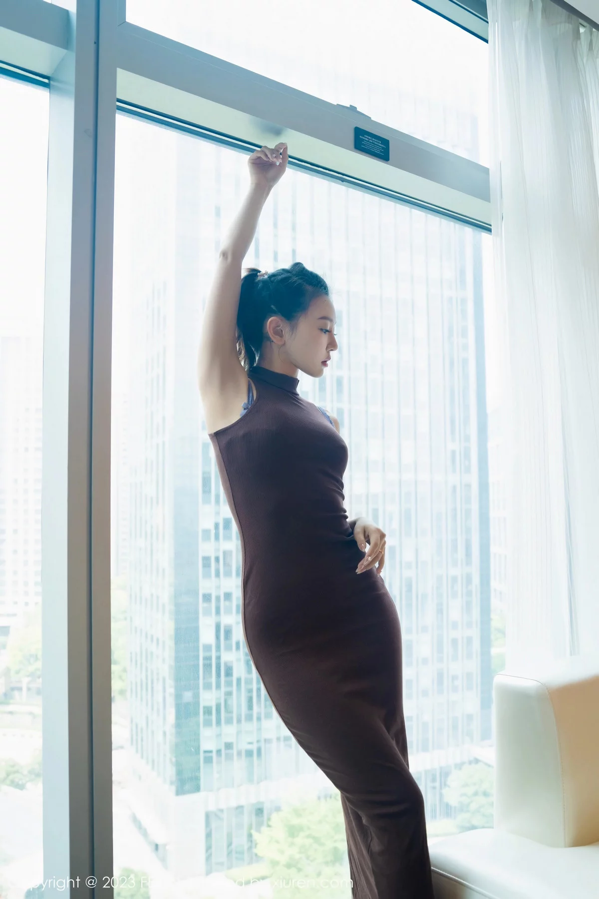 秀人集.com_[FeiLin嗲囡囡]VOL.471_女神冯木木LRIS咖啡色连衣长裙露紫粉色蕾丝内衣迷人诱惑写真71P