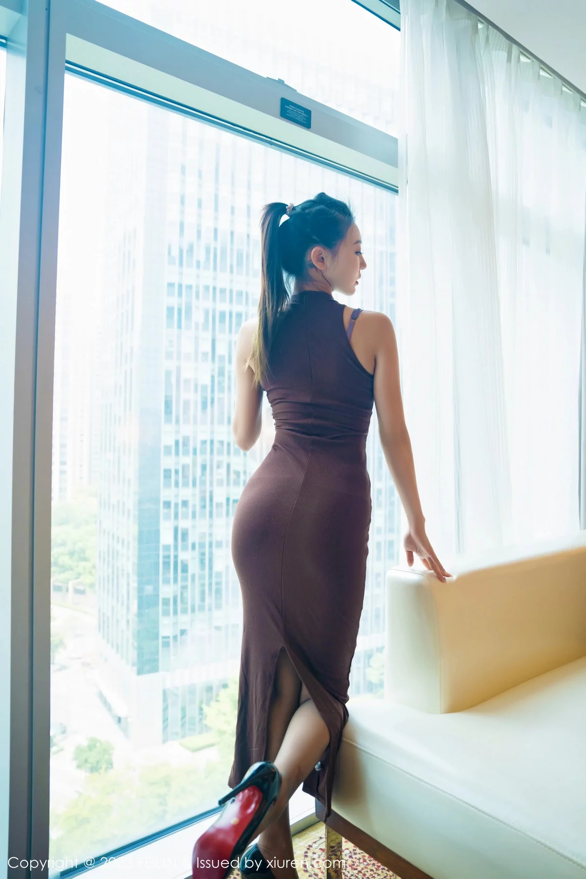 秀人集.com_[FeiLin嗲囡囡]VOL.471_女神冯木木LRIS咖啡色连衣长裙露紫粉色蕾丝内衣迷人诱惑写真71P