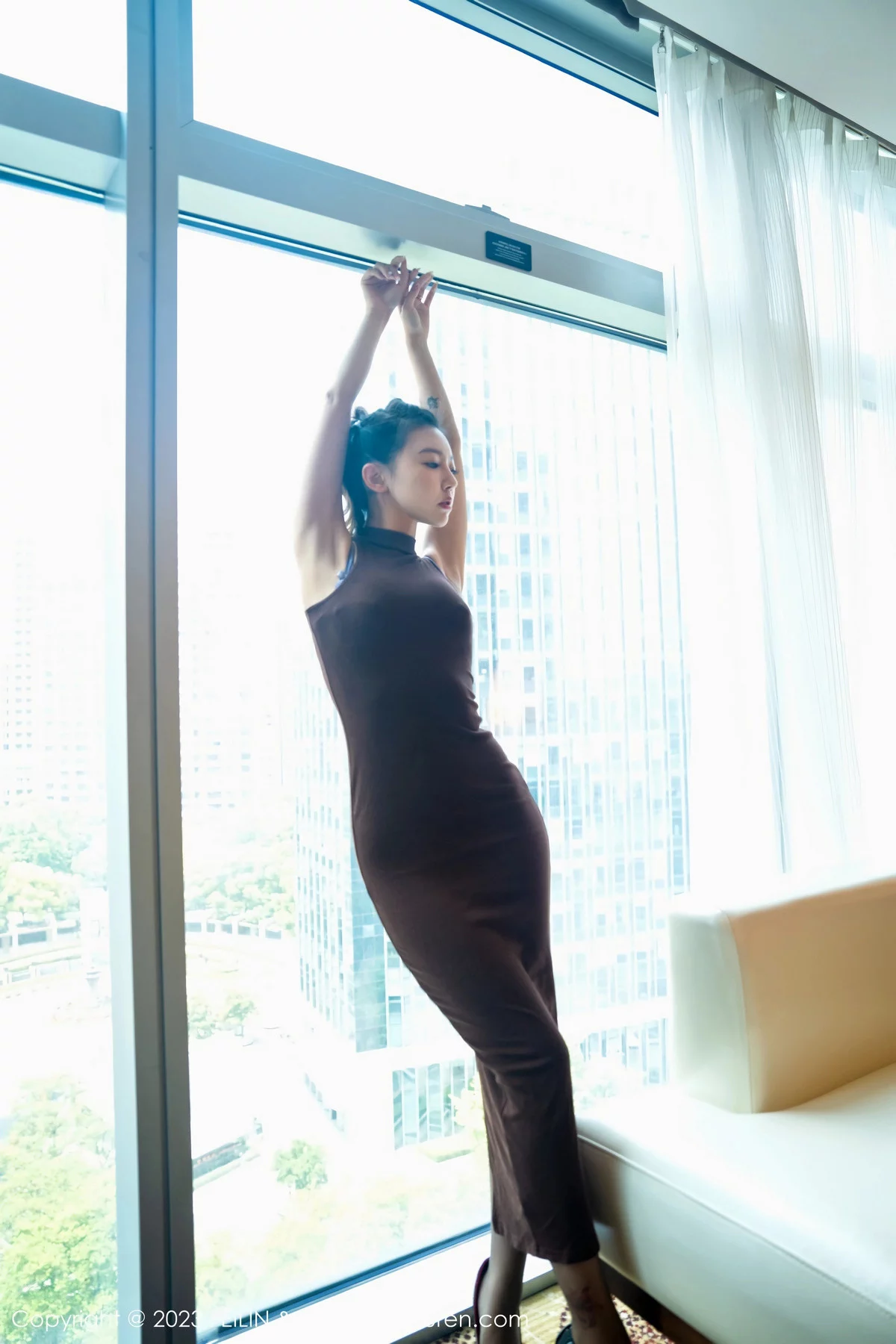 秀人集.com_[FeiLin嗲囡囡]VOL.471_女神冯木木LRIS咖啡色连衣长裙露紫粉色蕾丝内衣迷人诱惑写真71P