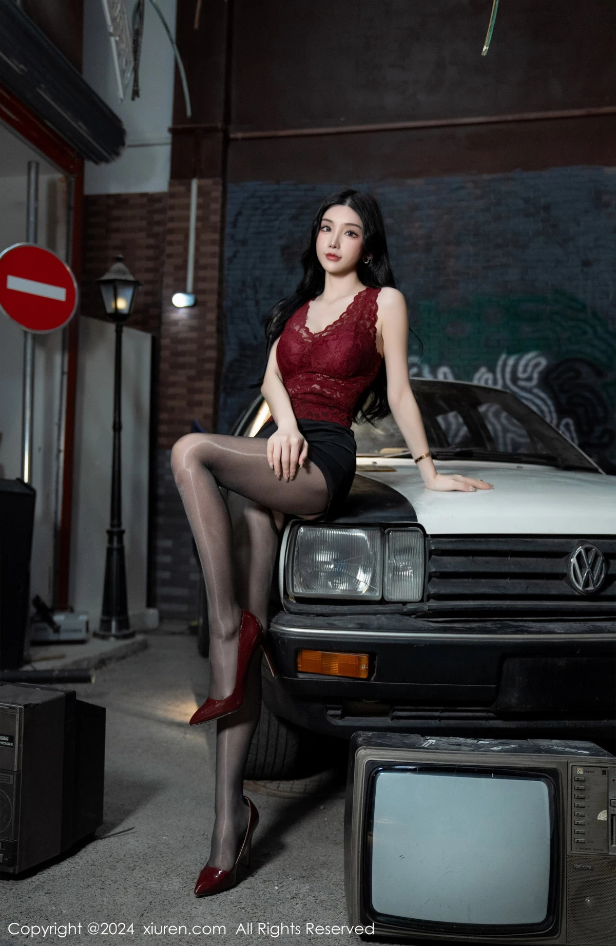秀人集.com_[XiuRen秀人网]No.7993_女神周于希Sally红色上衣配黑短裙露闪亮开档黑丝撩人诱惑写真83P