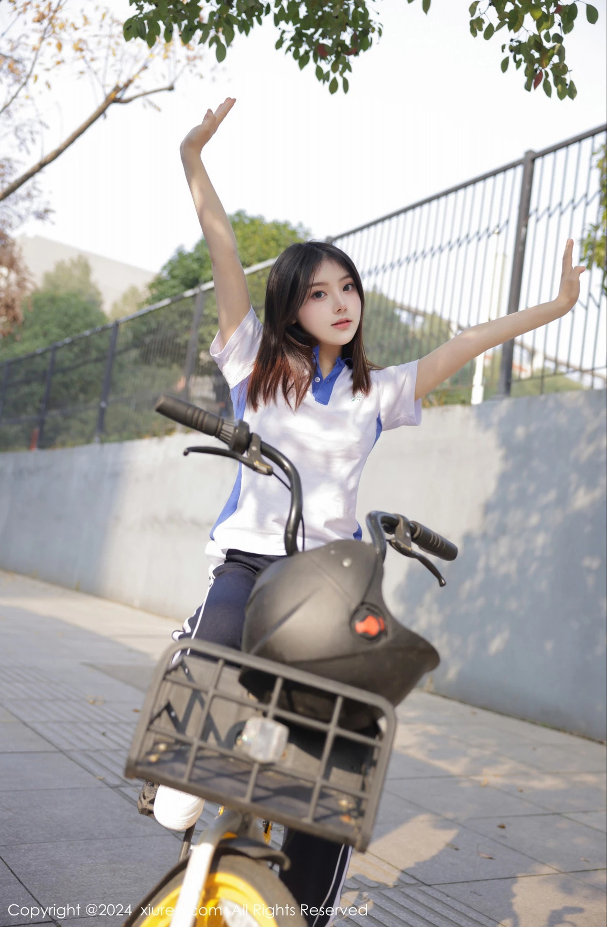 秀人集.com_[XiuRen秀人网]No.7994_模特豆瓣酱公交车场景学妹制服露开档黑丝秀丰腴身材诱惑写真84P