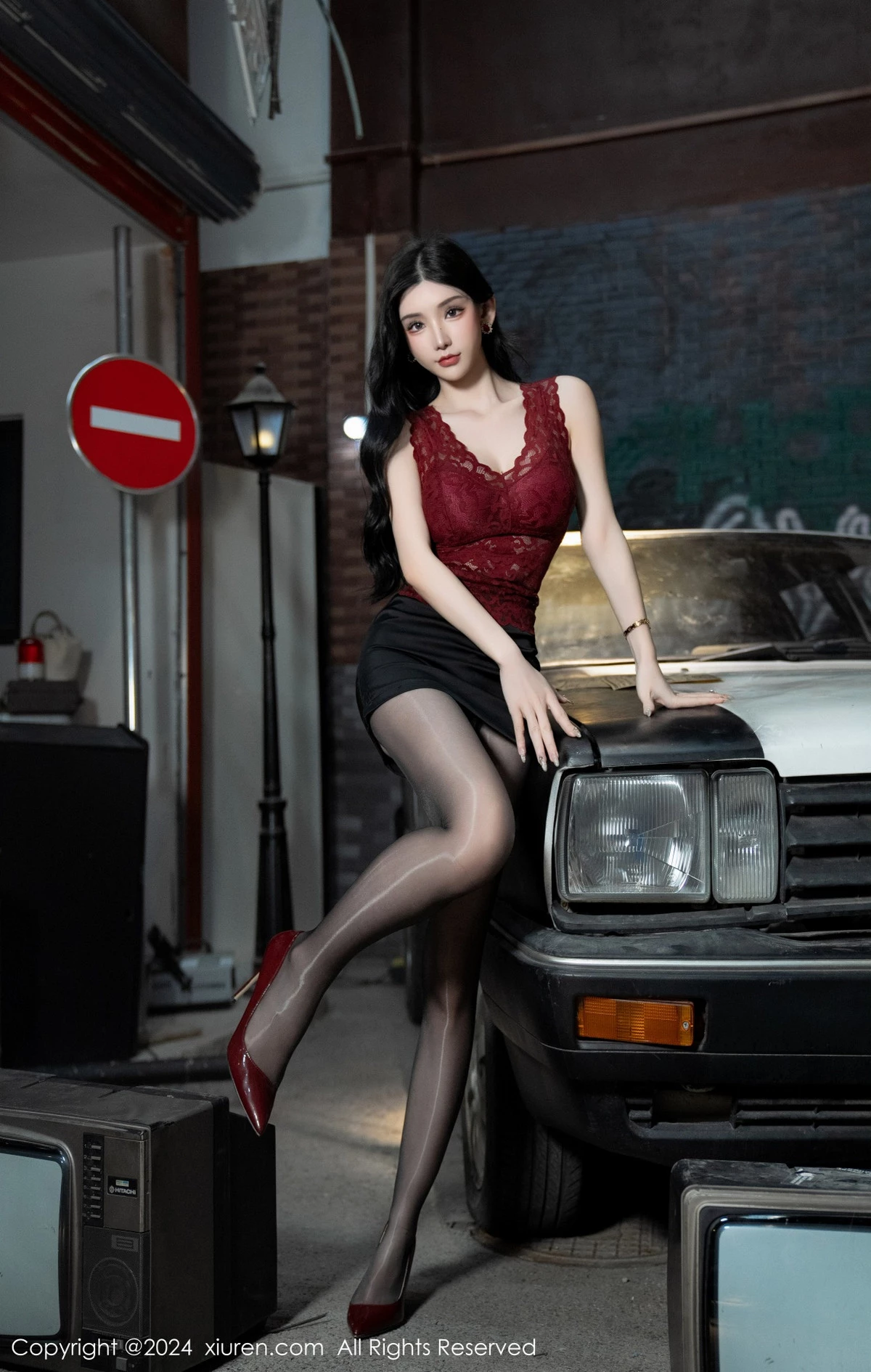 秀人集.com_[XiuRen秀人网]No.7993_女神周于希Sally红色上衣配黑短裙露闪亮开档黑丝撩人诱惑写真83P