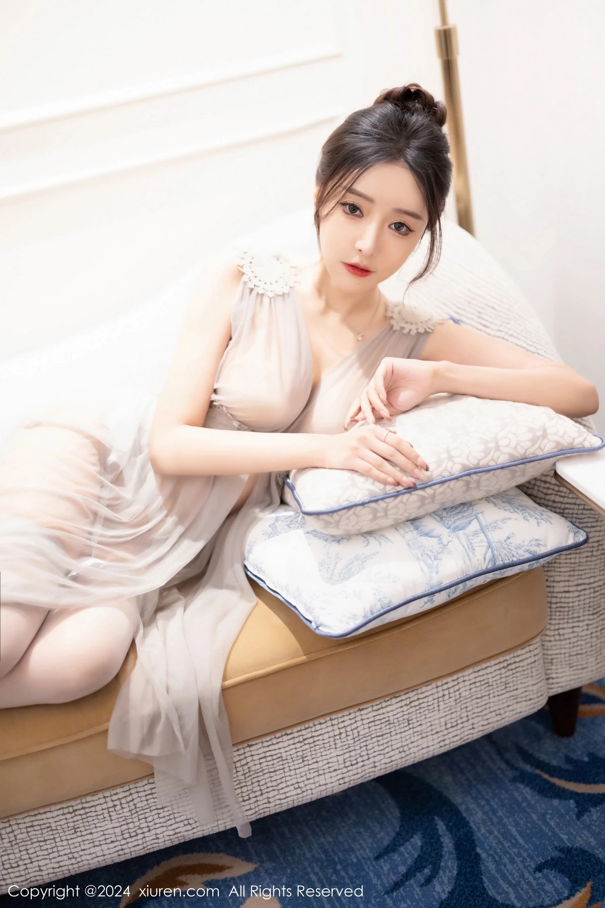 秀人集.com_[XiuRen秀人网]No.7991_女神王馨瑶yanni淡黄露肩礼裙+灰色轻透情趣睡裙完美诱惑写真83P