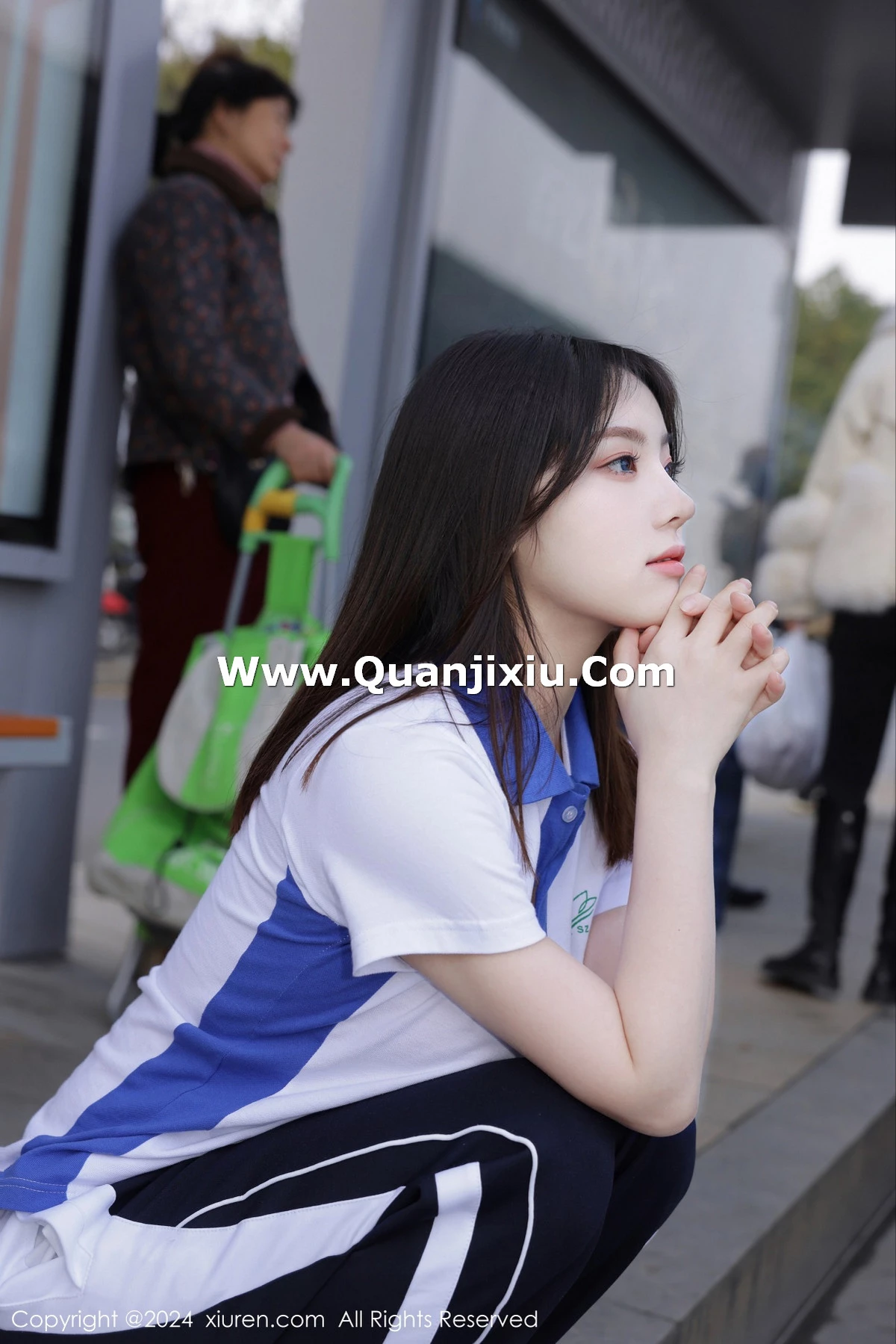 秀人集.com_[XiuRen秀人网]No.7994_模特豆瓣酱公交车场景学妹制服露开档黑丝秀丰腴身材诱惑写真84P