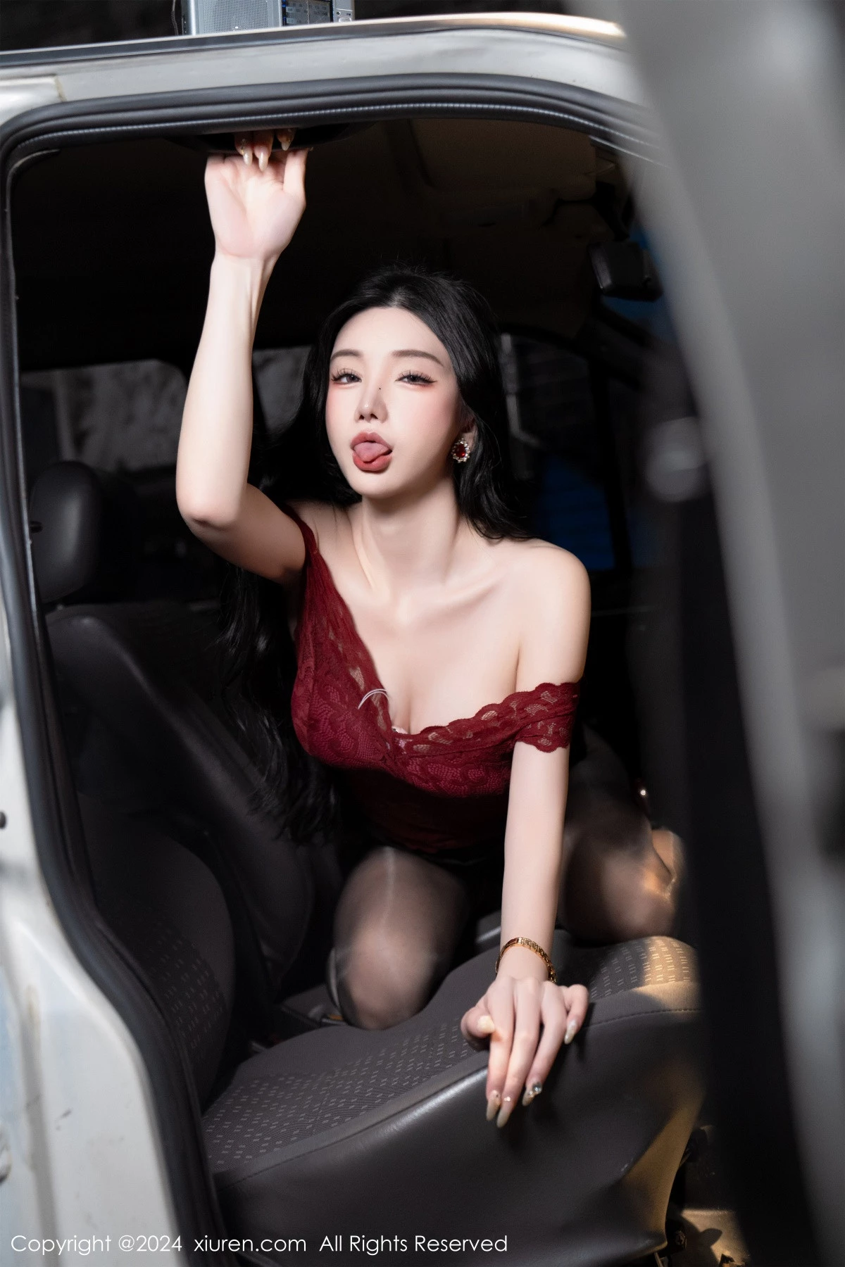 秀人集.com_[XiuRen秀人网]No.7993_女神周于希Sally红色上衣配黑短裙露闪亮开档黑丝撩人诱惑写真83P