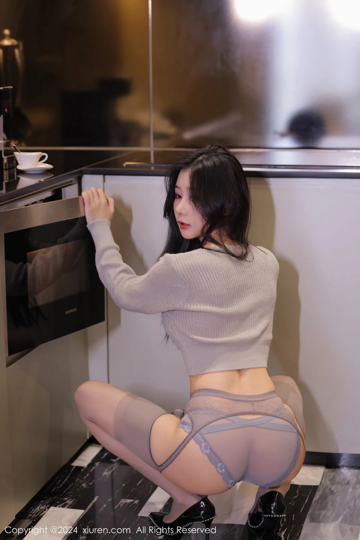 秀人集.com_[XiuRen秀人网]No.8041_模特尹甜甜性感浅灰色上衣配灰丝吊袜秀完美身材迷人诱惑写真71P
