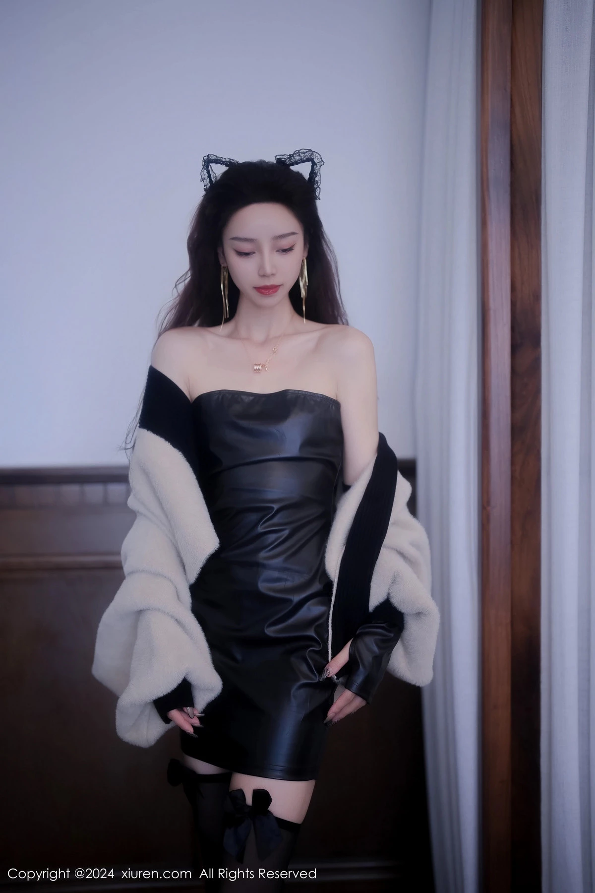 秀人集.com_[XiuRen秀人网]No.8049_模特苏曼兮性感黑色露肩皮衣配黑丝袜秀曼妙身姿撩人诱惑写真64P
