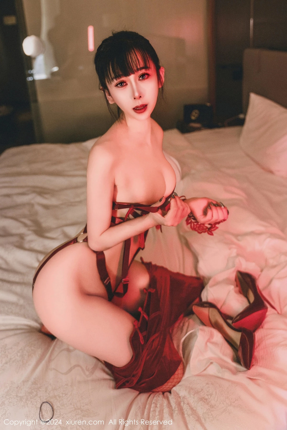 秀人集.com_[XiuRen秀人网]No.8047_新人模特宝宝甜性感红色旗袍露红色情趣内衣配红丝袜诱惑写真64P