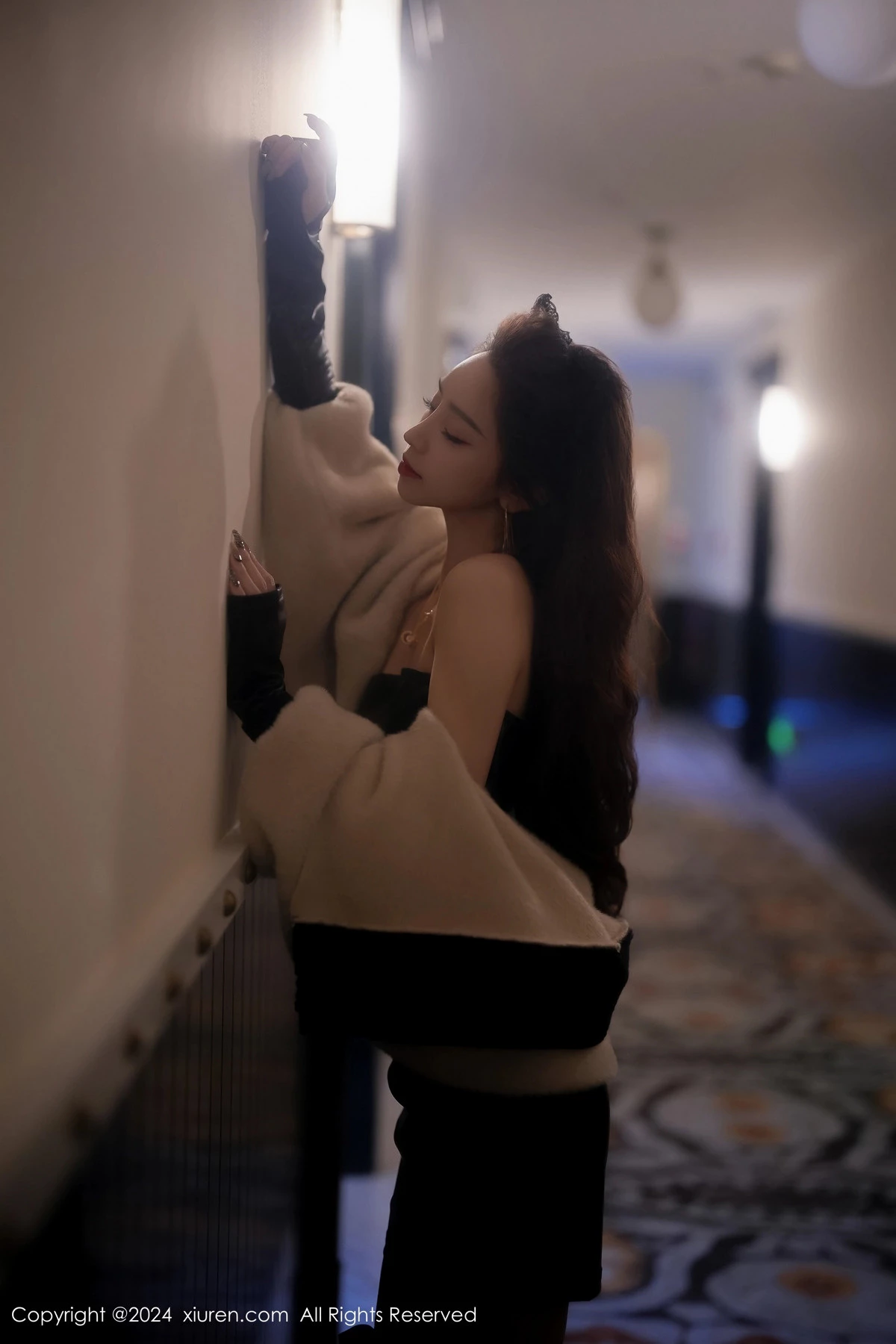 秀人集.com_[XiuRen秀人网]No.8049_模特苏曼兮性感黑色露肩皮衣配黑丝袜秀曼妙身姿撩人诱惑写真64P