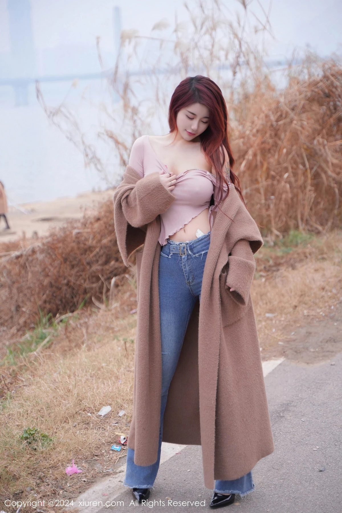 秀人集.com_[XiuRen秀人网]No.8076_模特美七Mia户外性感粉色上衣配牛仔裤秀丰腴有致身材诱惑写真82P