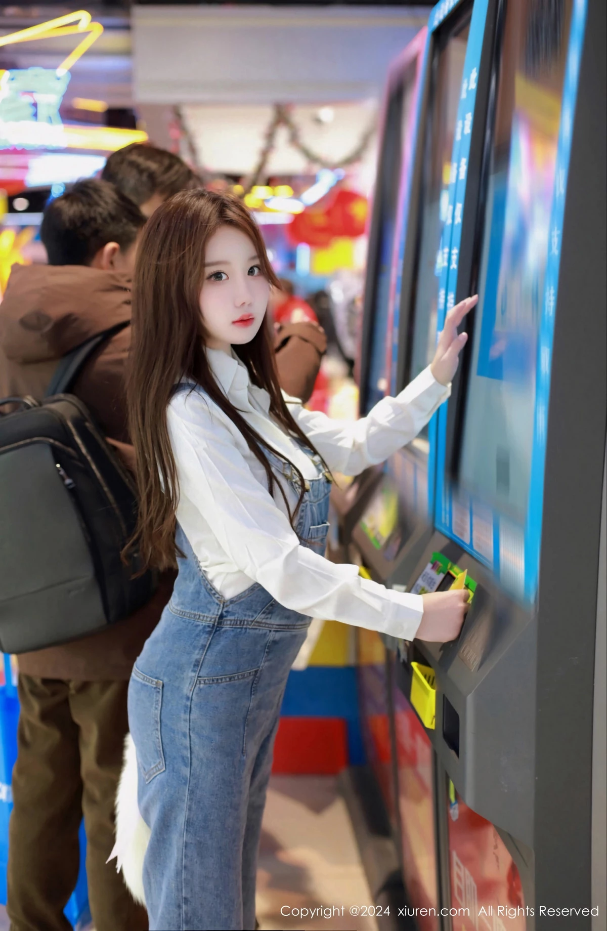 秀人集.com_[XiuRen秀人网]No.8087_模特小薯条nienie电玩店场景性感牛仔背带裤秀曼妙身姿诱惑写真81P