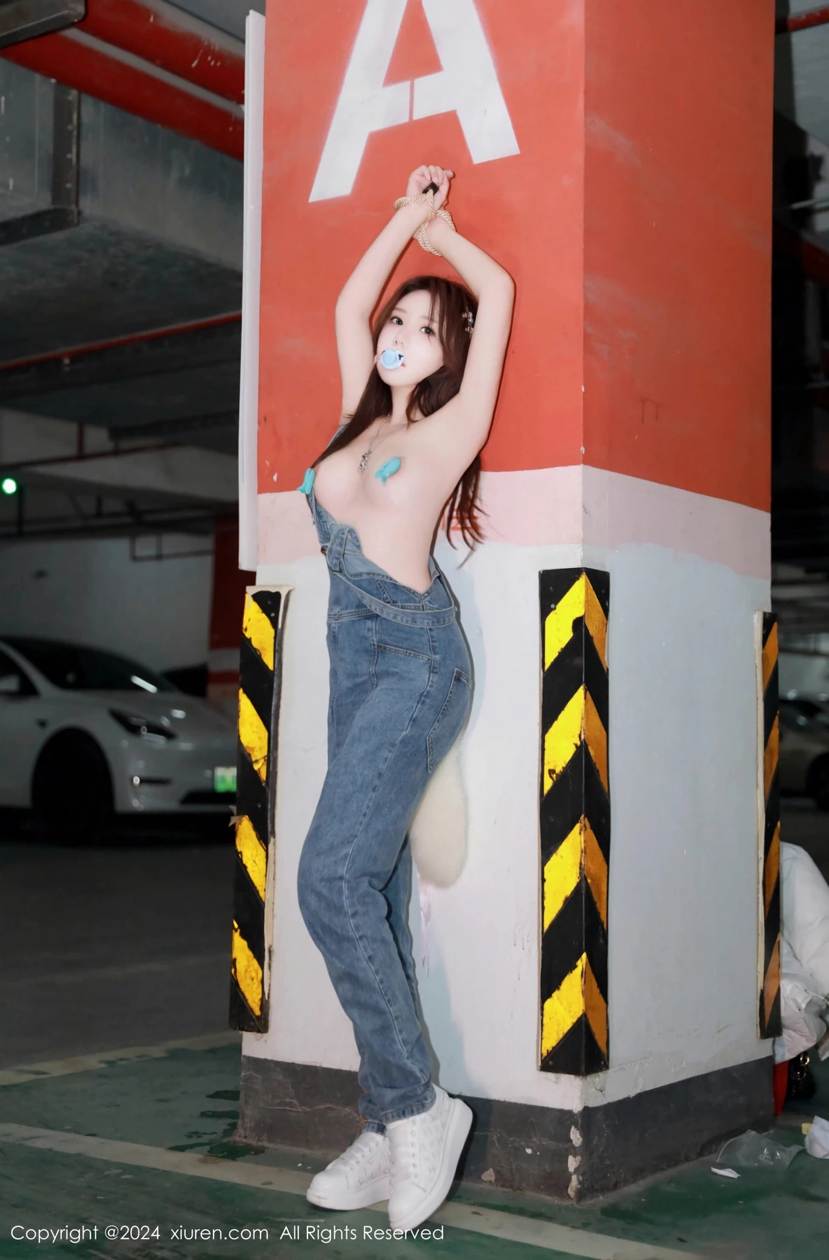 秀人集.com_[XiuRen秀人网]No.8087_模特小薯条nienie电玩店场景性感牛仔背带裤秀曼妙身姿诱惑写真81P