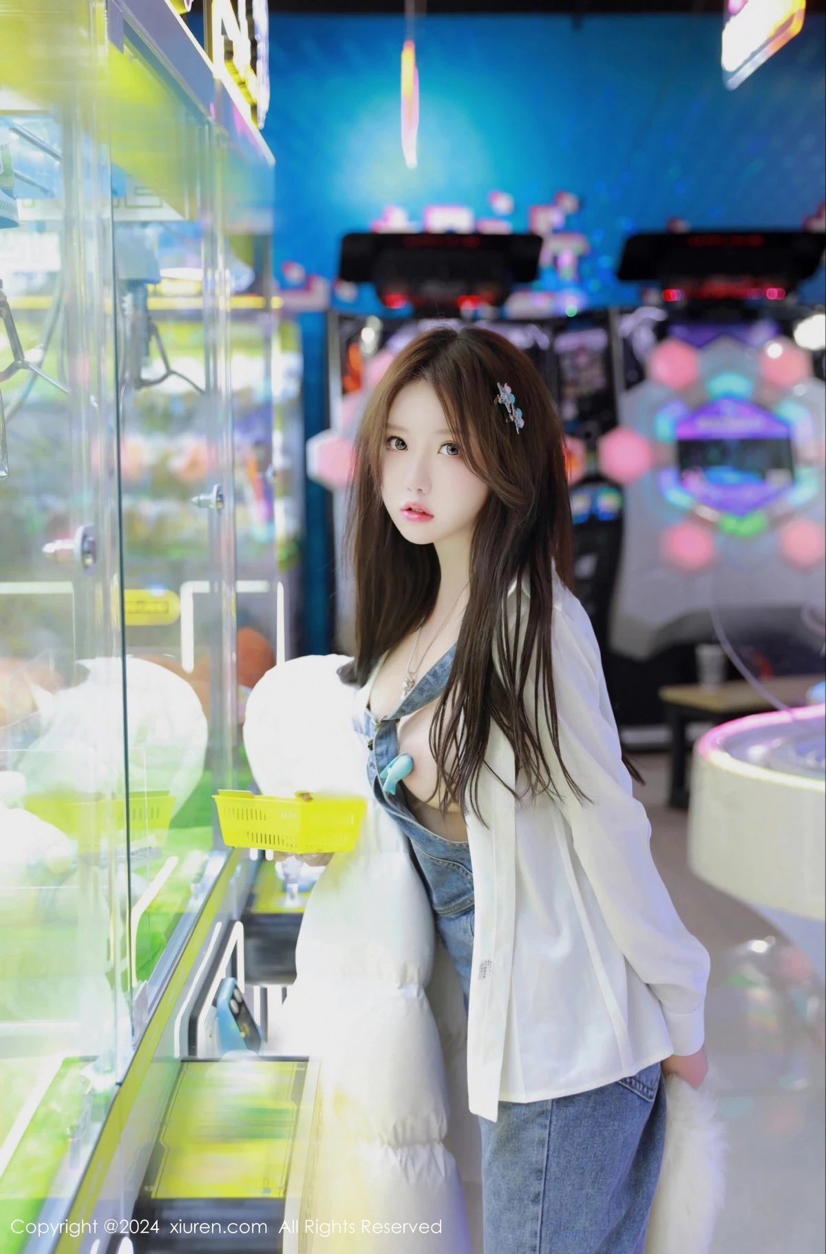 秀人集.com_[XiuRen秀人网]No.8087_模特小薯条nienie电玩店场景性感牛仔背带裤秀曼妙身姿诱惑写真81P