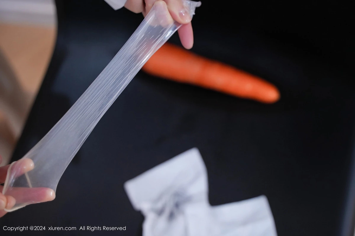 秀人集.com_[XiuRen秀人网]No.8083_女神Carol周妍希性感白色上衣配肉丝吊袜秀丰满身材诱惑写真96P