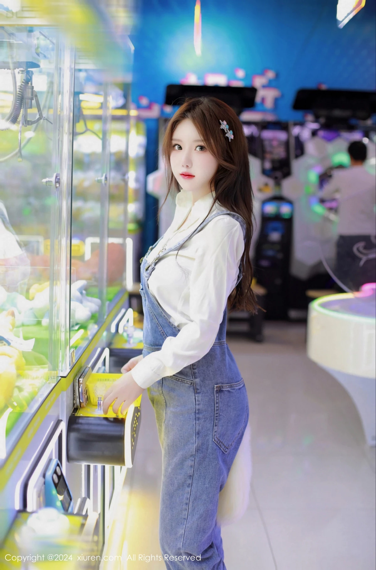 秀人集.com_[XiuRen秀人网]No.8087_模特小薯条nienie电玩店场景性感牛仔背带裤秀曼妙身姿诱惑写真81P