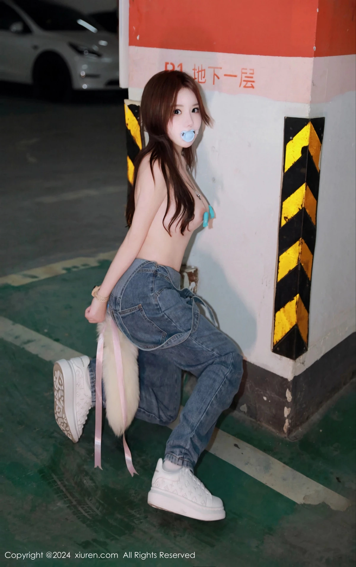 秀人集.com_[XiuRen秀人网]No.8087_模特小薯条nienie电玩店场景性感牛仔背带裤秀曼妙身姿诱惑写真81P