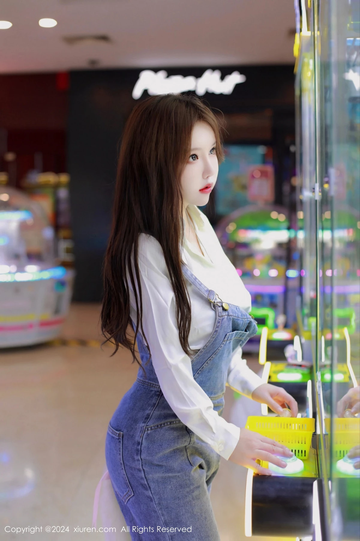 秀人集.com_[XiuRen秀人网]No.8087_模特小薯条nienie电玩店场景性感牛仔背带裤秀曼妙身姿诱惑写真81P