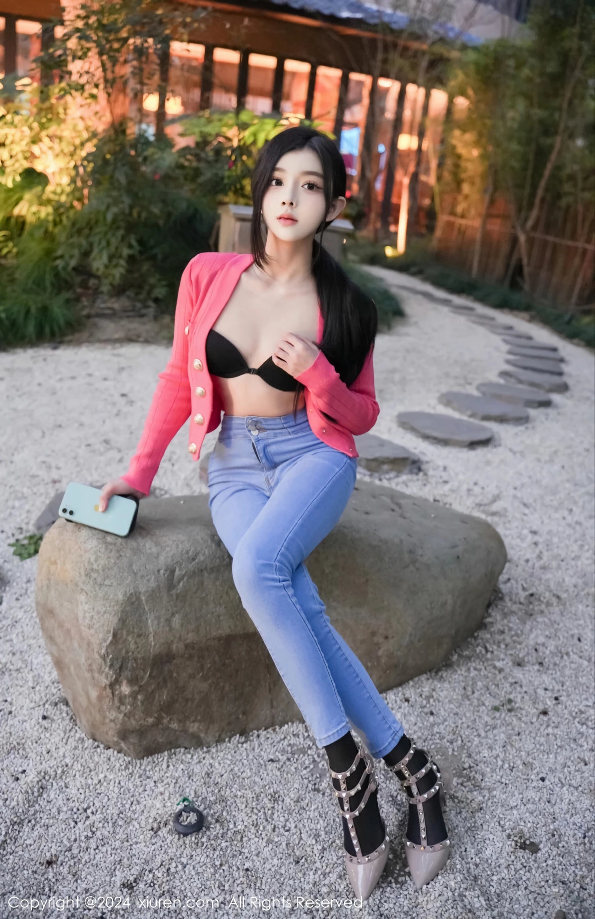 秀人集.com_[XiuRen秀人网]No.8091_新人模特龙雪儿脱牛仔裤露性感黑色内衣配开档黑丝极致魅惑写真69P