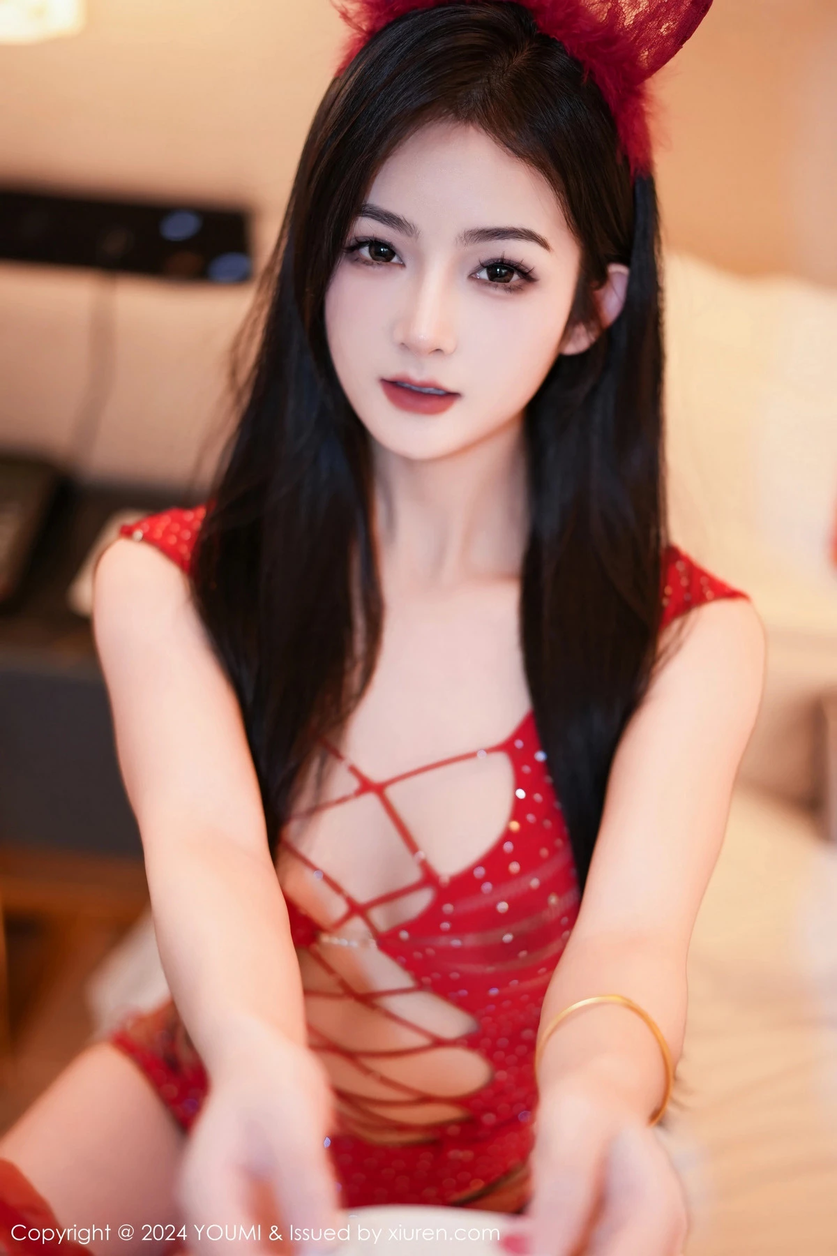 秀人集.com_[YouMi尤蜜荟]Vol.1032_模特谭小灵性感红色情趣服饰配红色网格袜秀丰腴身姿诱惑写真103P