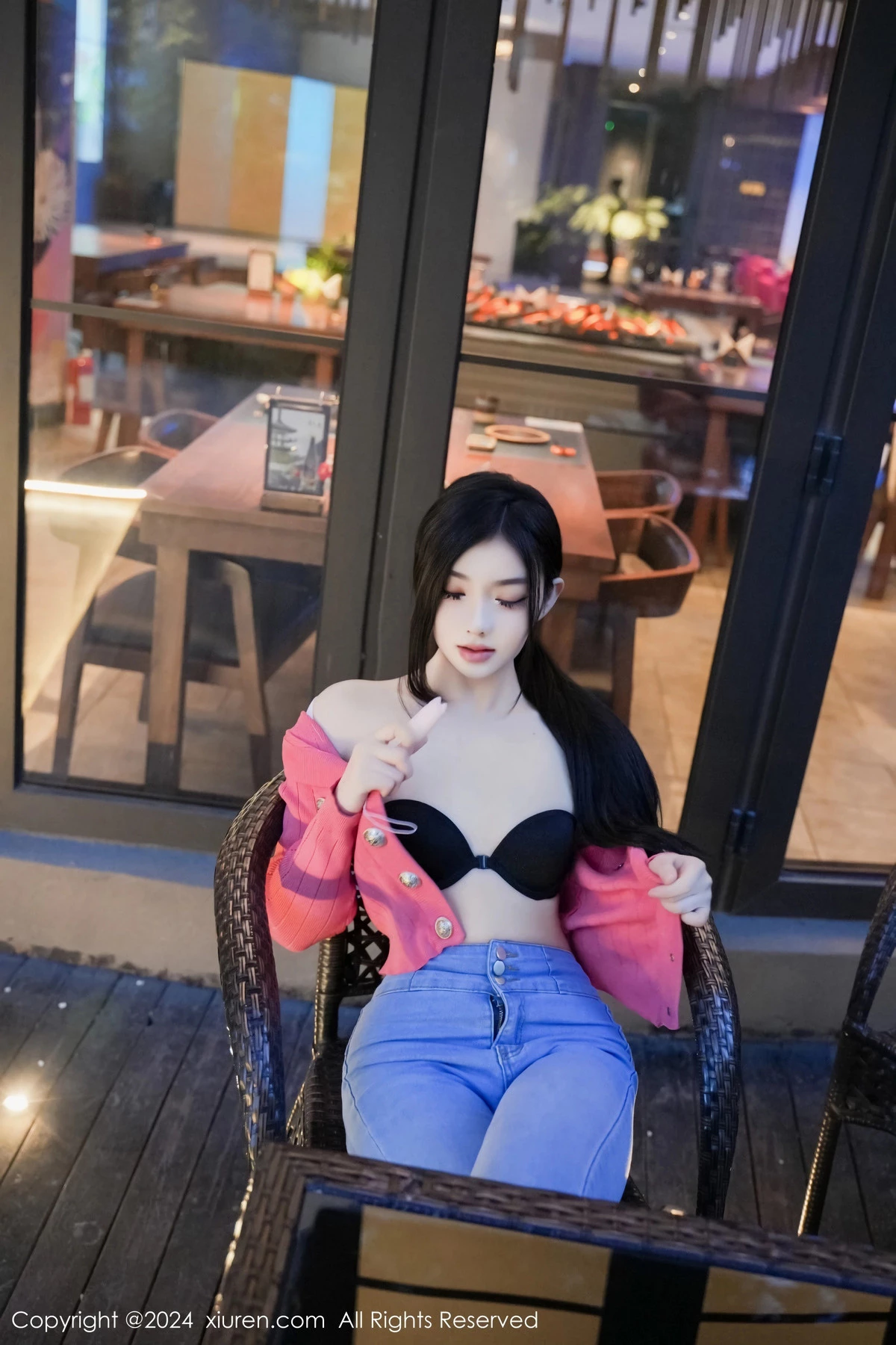 秀人集.com_[XiuRen秀人网]No.8091_新人模特龙雪儿脱牛仔裤露性感黑色内衣配开档黑丝极致魅惑写真69P