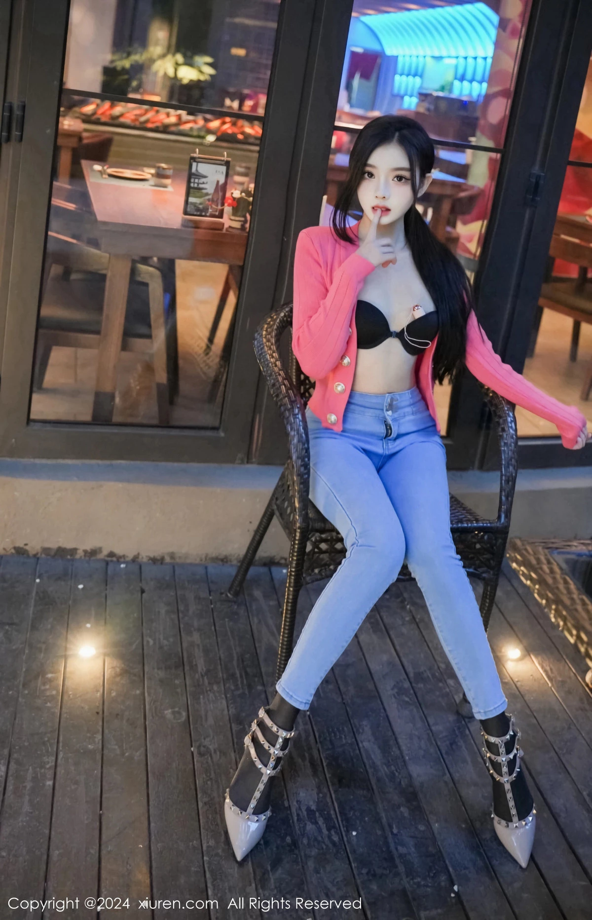 秀人集.com_[XiuRen秀人网]No.8091_新人模特龙雪儿脱牛仔裤露性感黑色内衣配开档黑丝极致魅惑写真69P