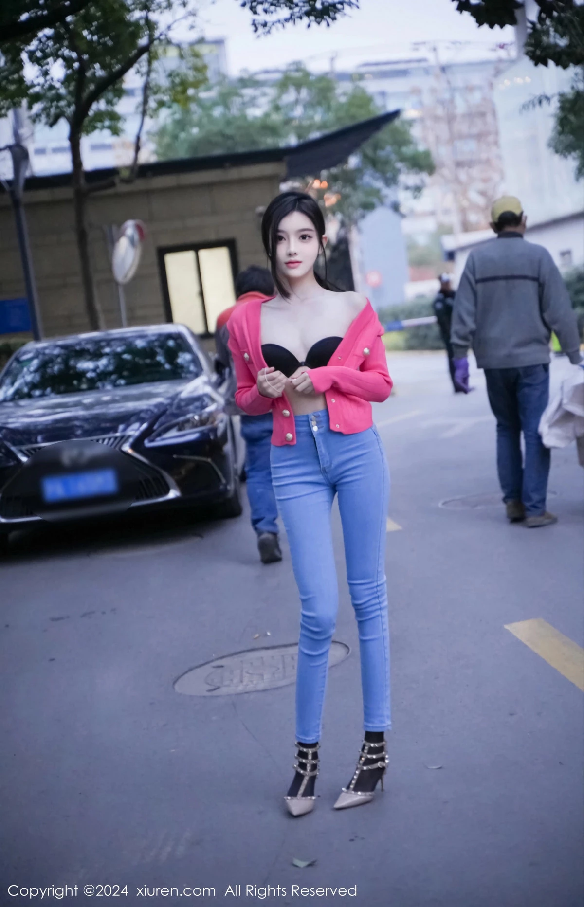 秀人集.com_[XiuRen秀人网]No.8091_新人模特龙雪儿脱牛仔裤露性感黑色内衣配开档黑丝极致魅惑写真69P