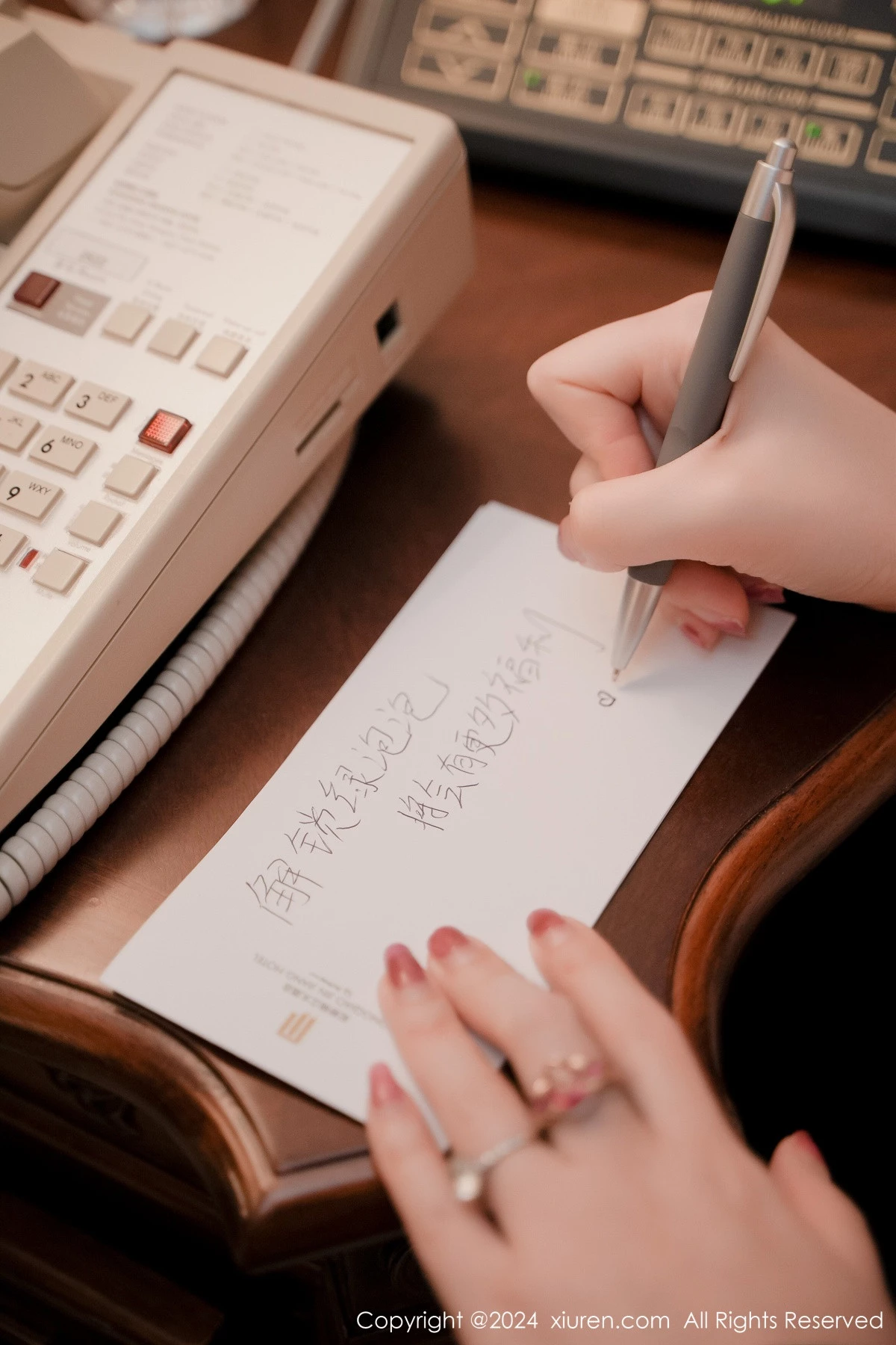 秀人集.com_[XiuRen秀人网]No.8003_模特Yuki鱼儿性感红色兔子装配黑丝吊袜秀丰腴身姿迷人诱惑写真55P