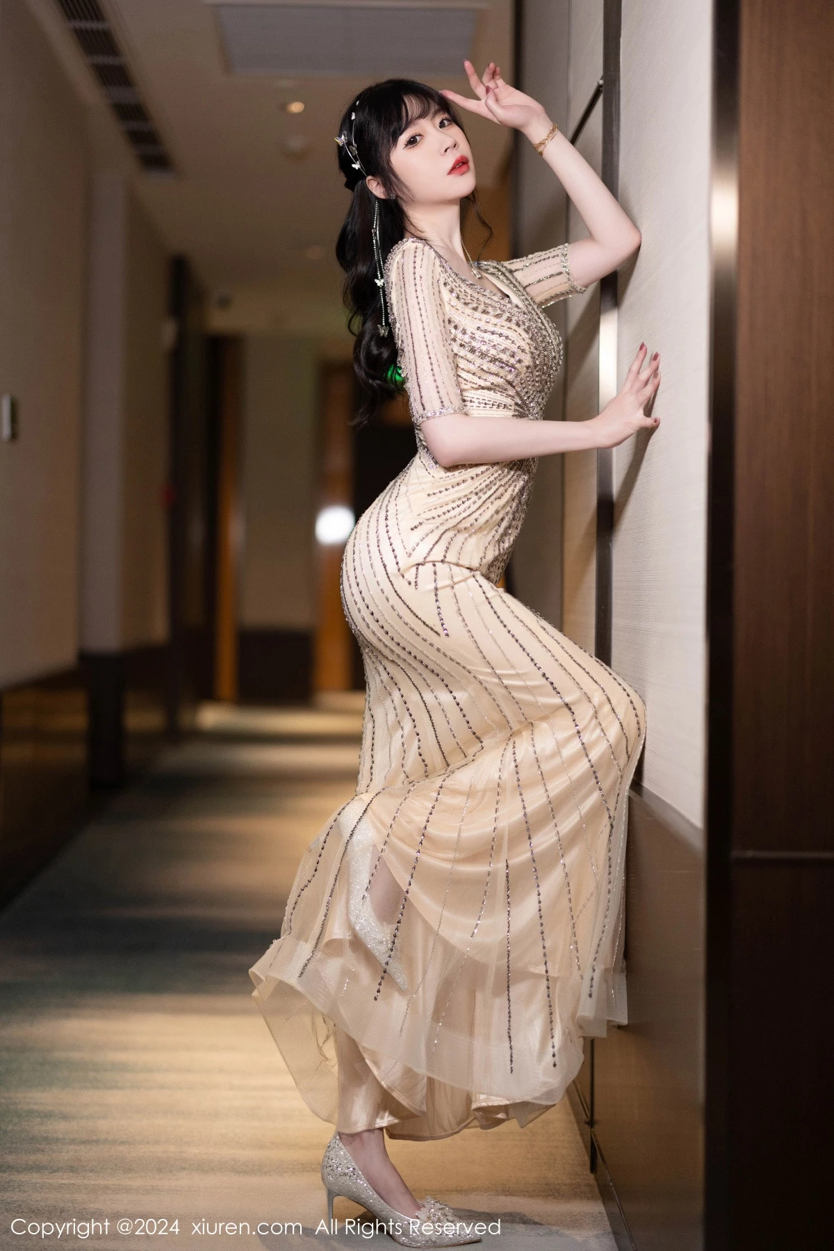 秀人集.com_[XiuRen秀人网]No.8014_模特梦心玥性感金色礼裙露白色内衣配原色丝袜秀高挑身材诱惑写真84P