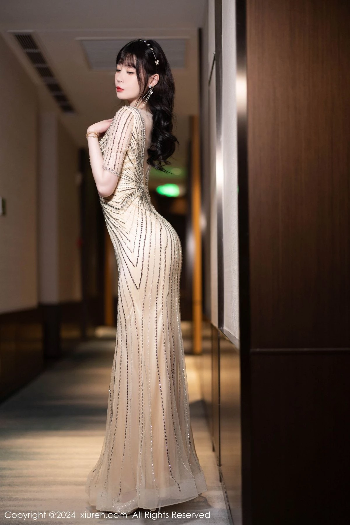 秀人集.com_[XiuRen秀人网]No.8014_模特梦心玥性感金色礼裙露白色内衣配原色丝袜秀高挑身材诱惑写真84P