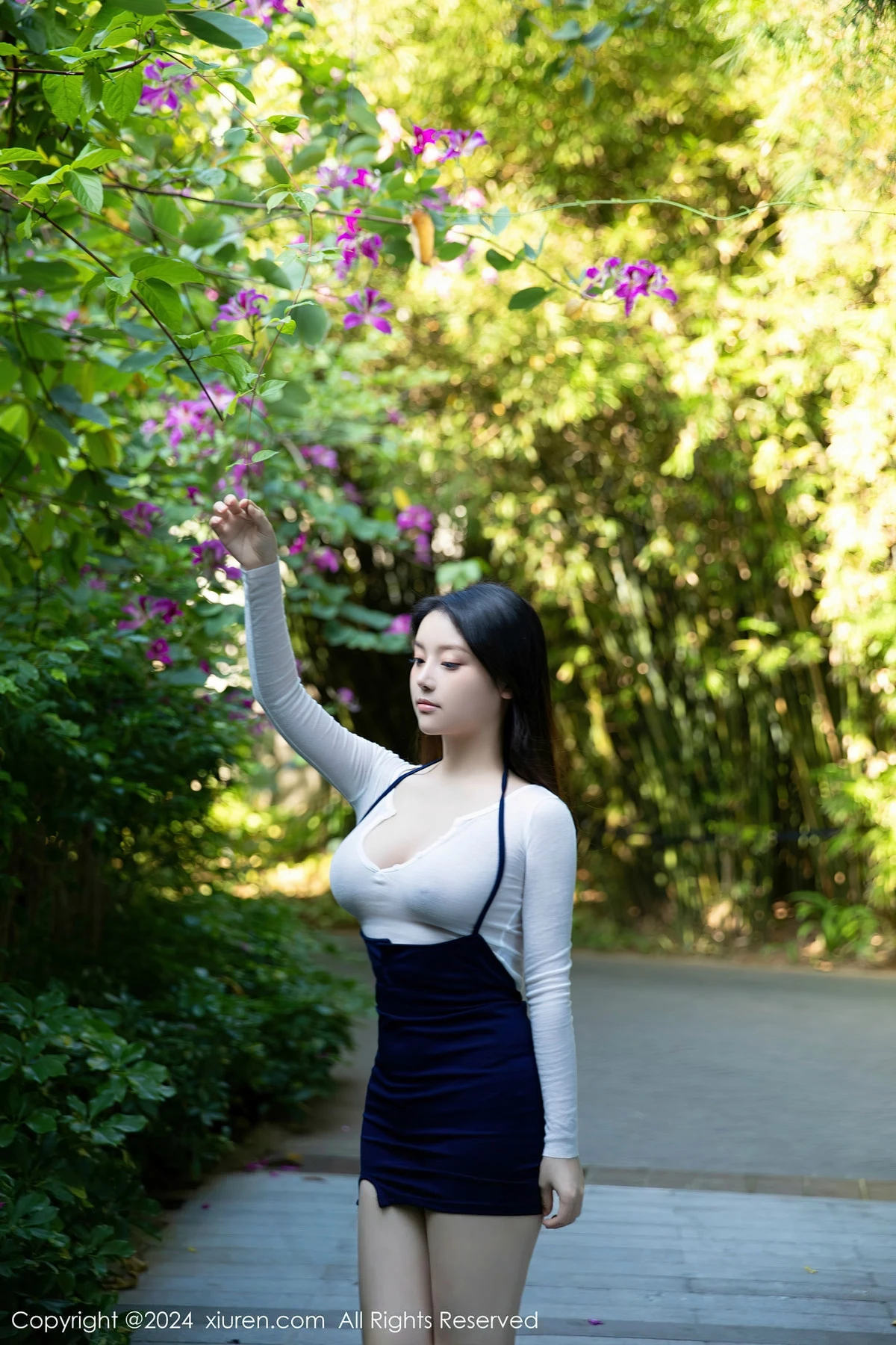 秀人集.com_[XiuRen秀人网]No.8030_模特豆瓣酱户外场景性感轻透白色上衣秀丰满身材撩人诱惑写真82P