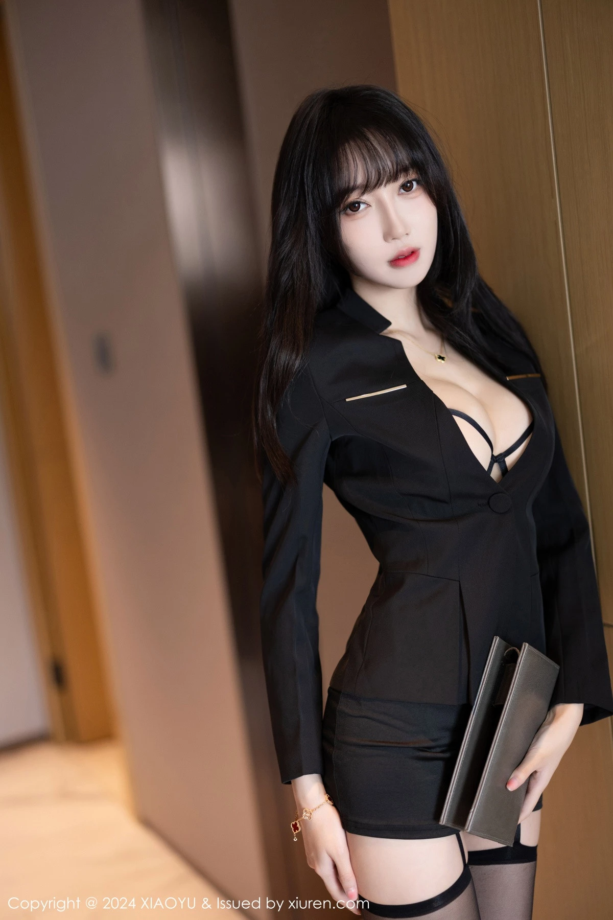 秀人集.com_[XiaoYu画语界]Vol.1193_新人模特月崽性感黑色时尚上衣露轻透内衣配黑丝吊袜诱惑写真83P